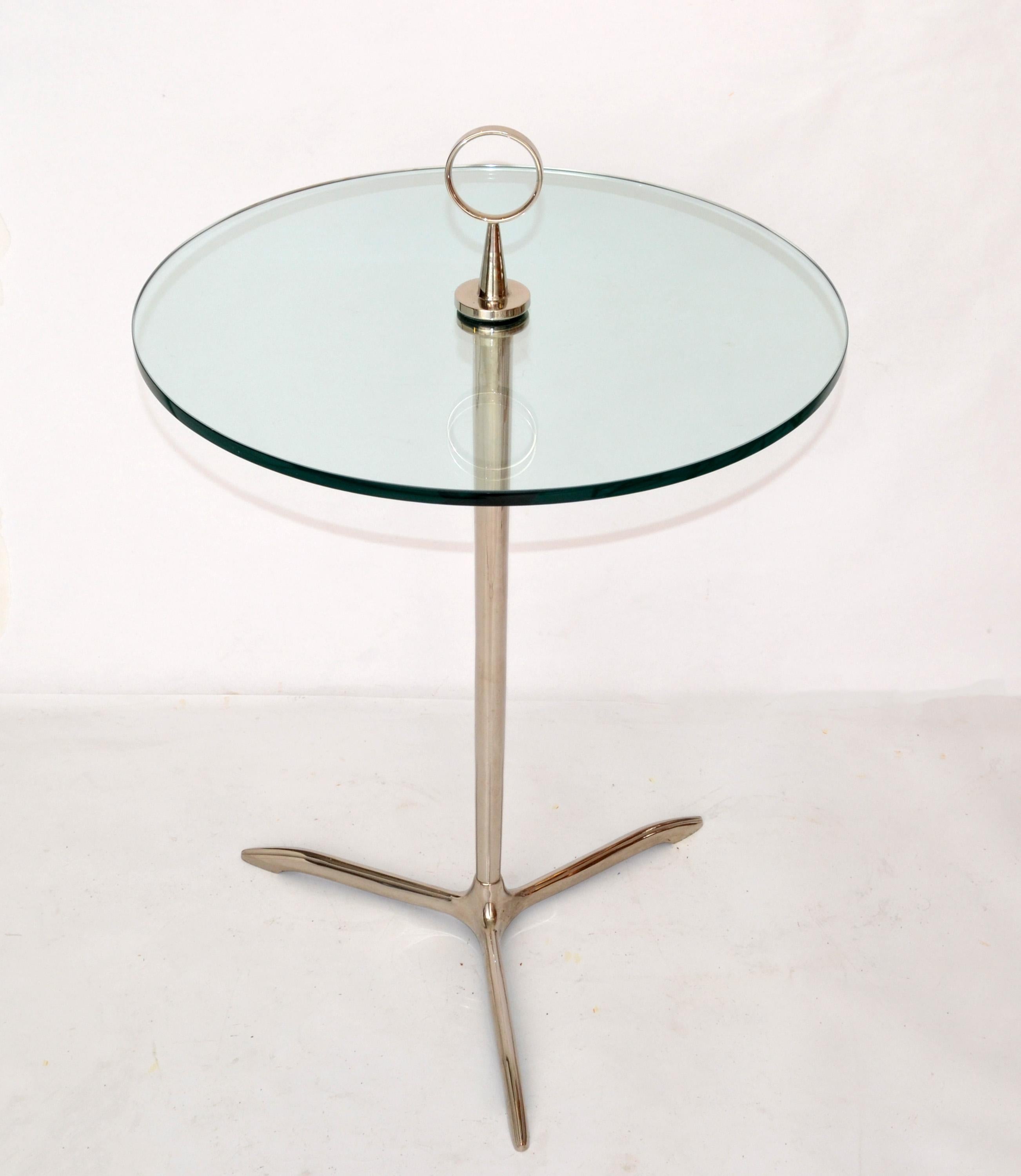 italien Table d'appoint tripode style Cesare Lacca en acier inoxydable et verre rond, Italie, 1950 en vente