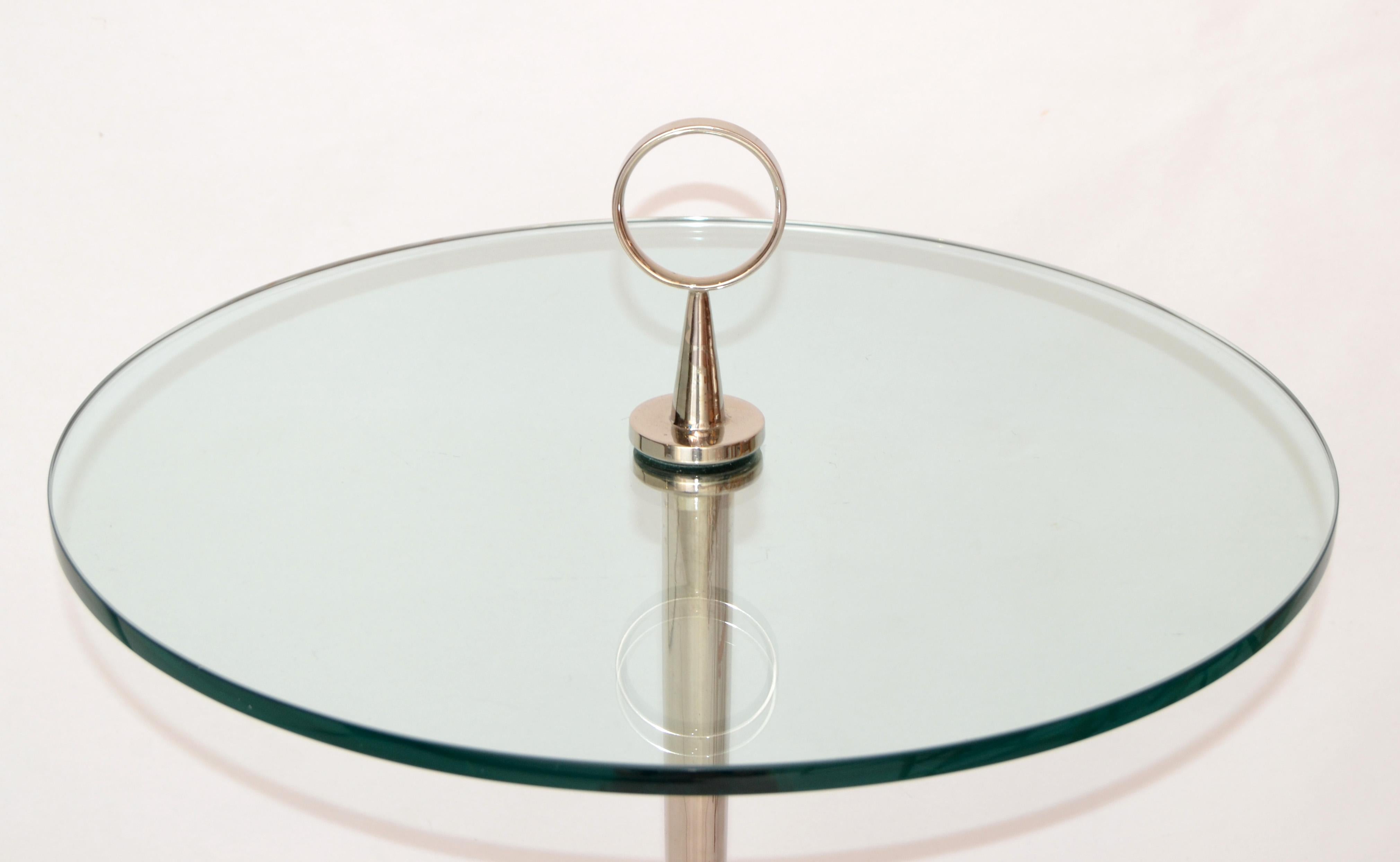 Milieu du XXe siècle Table d'appoint tripode style Cesare Lacca en acier inoxydable et verre rond, Italie, 1950 en vente