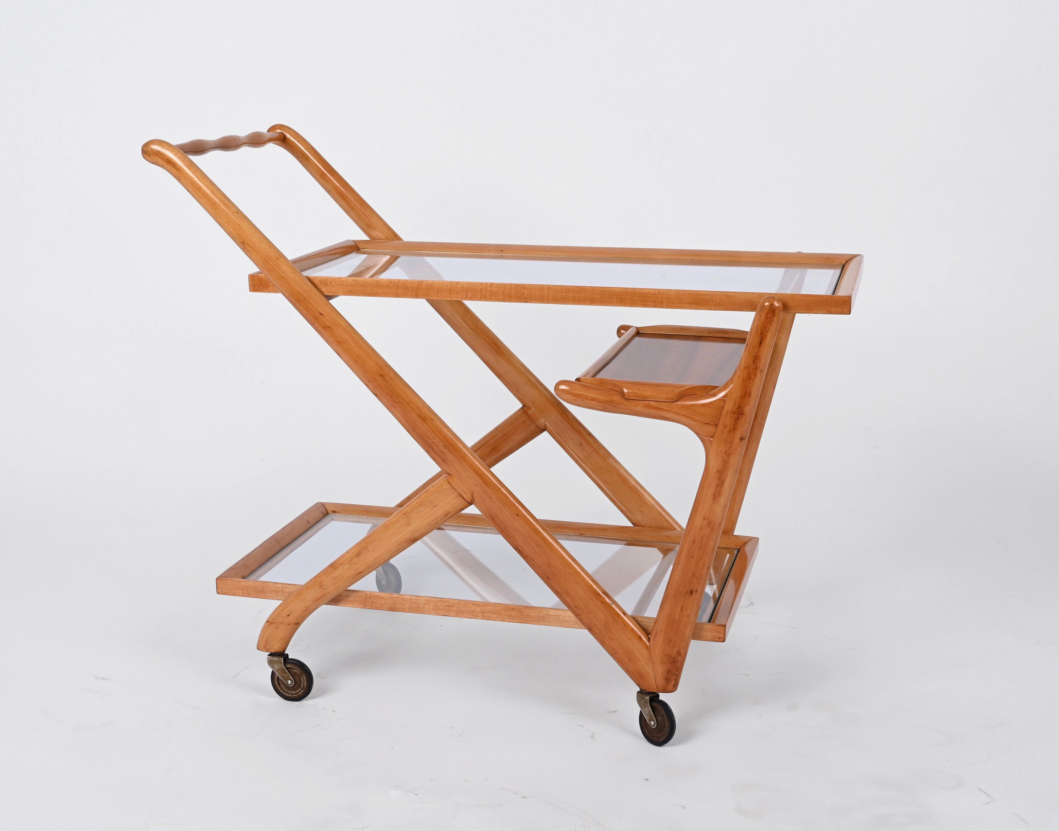 Mid-century serving trolley in solid wood and brass. This fantastic object designed by Cesare Lacca for Cassina in the 1950s in Italy.

This wonderful piece is wonderful because it is made of solid wood with glass shelves, complete with its