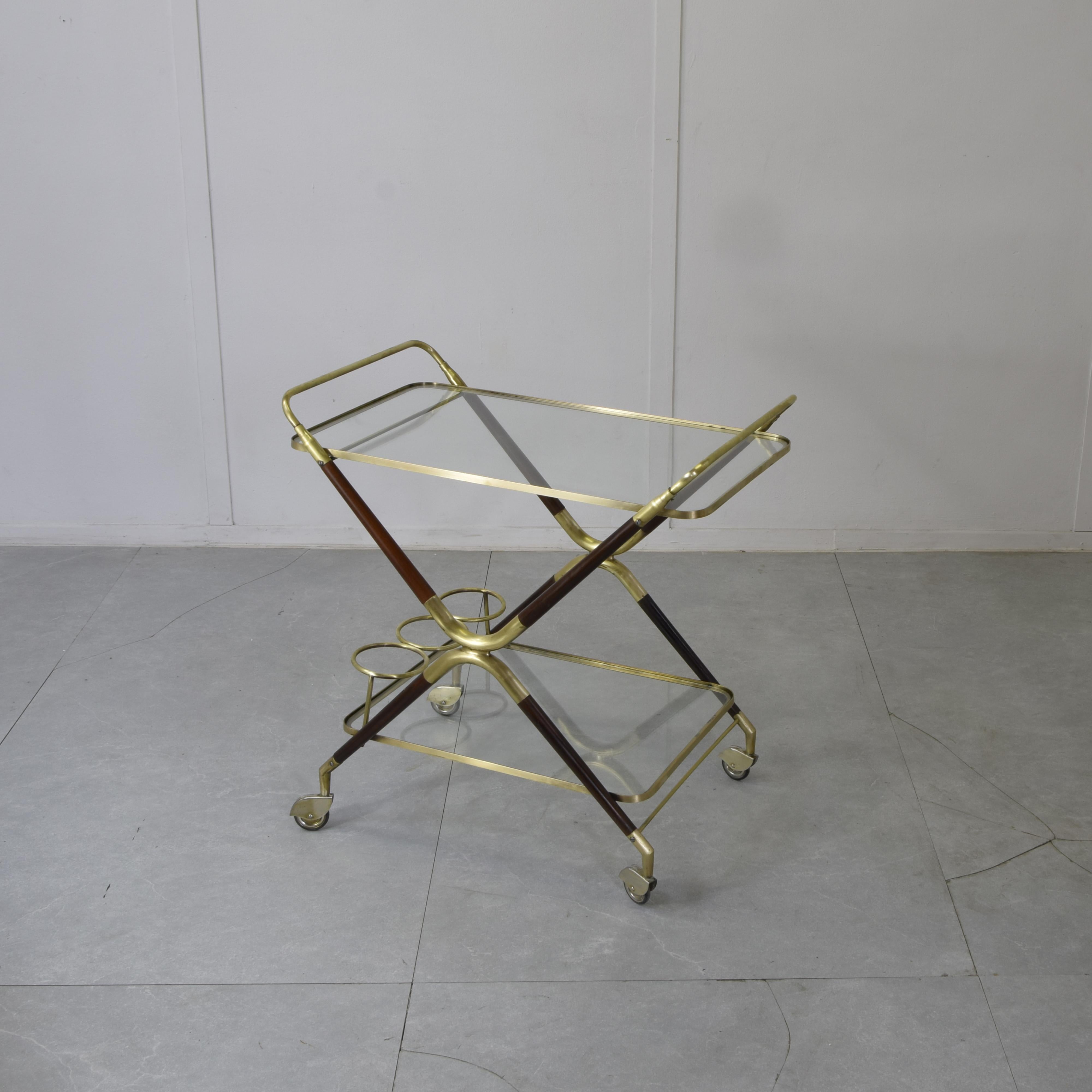 Este carro de bar refleja el estilo elegante y funcional por el que es conocido Cesare Lacca, en particular por sus carros, a menudo realizados para empresas como Cassina.

El marco es de caoba ebonizada y latón pulido, que se cruzan para formar una
