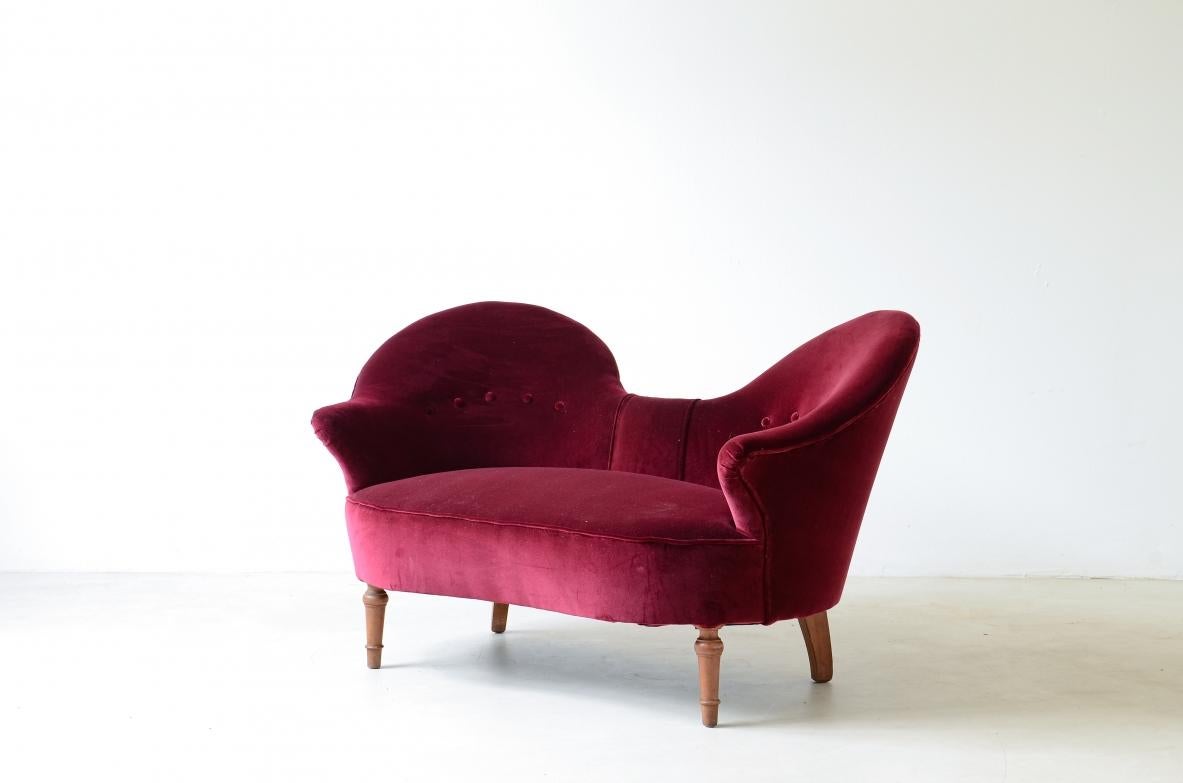 COD-2605
Cesar

Canapé d'appoint à deux places, recouvert de velours rouge cardinal.

Fabrication italienne ca. 1950.