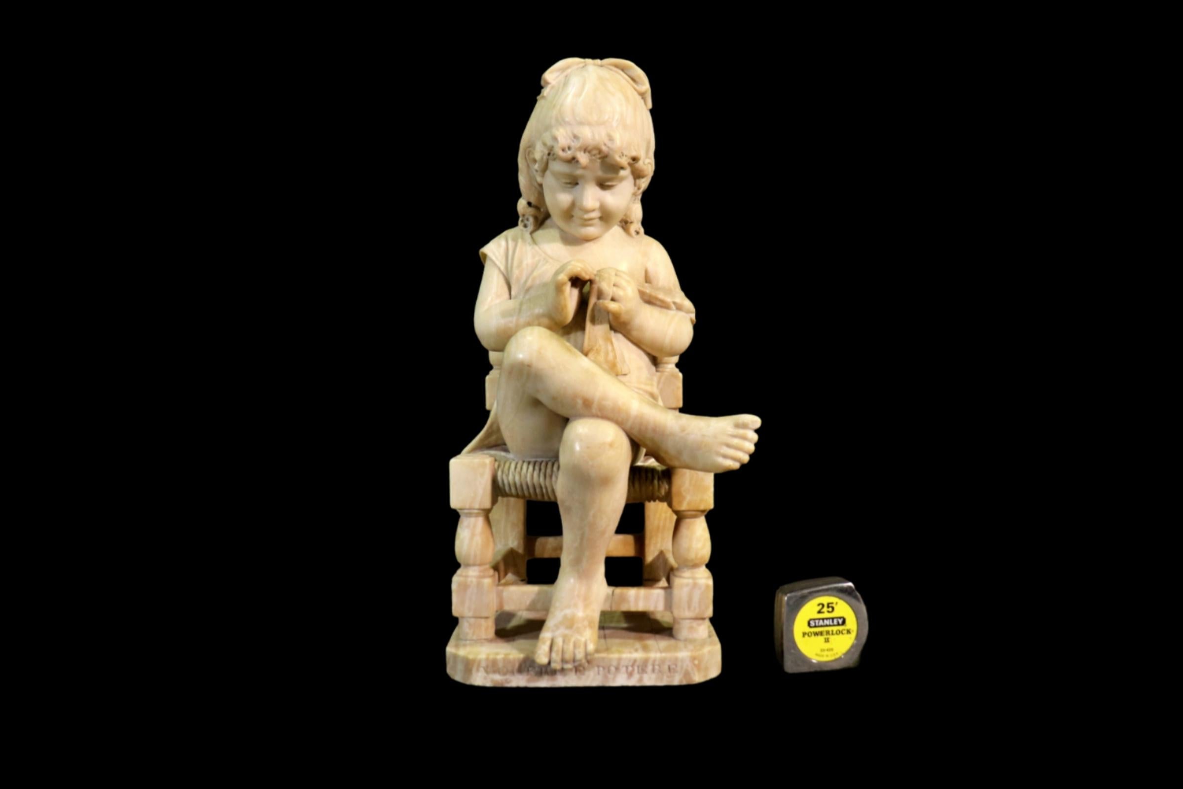 Dai un'occhiata alla sensibilità e al pezzo incredibilmente ben fatto. Ammira il contrasto tra la scultura in alabastro color crema di una giovane ragazza e la bellissima base in onice verde e marrone. La scultura è firmata C.Lapini Scultura in
