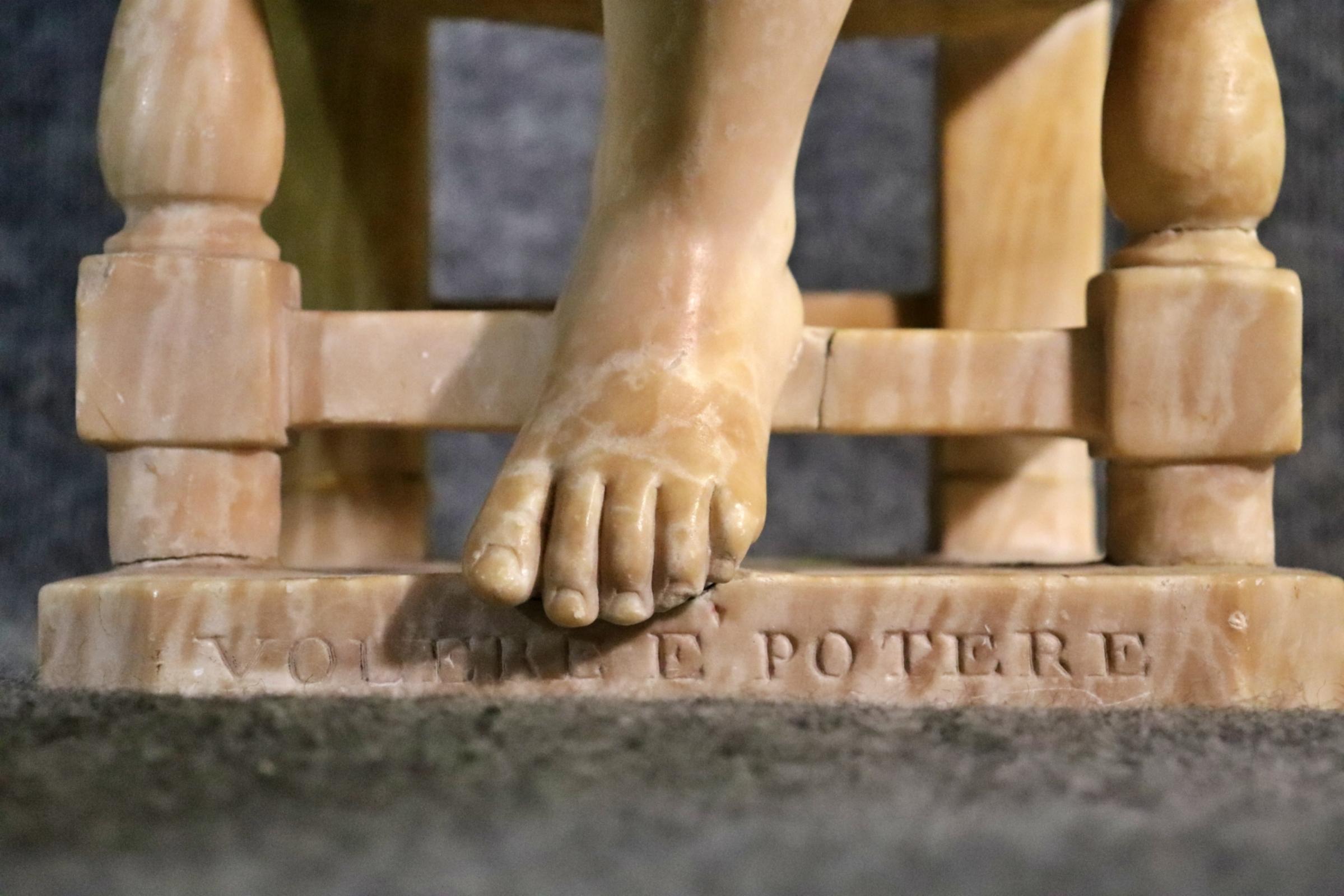 Rococò Scultura Cesare Lapini in alabastro con ragazza e piedistallo in onice verde in vendita