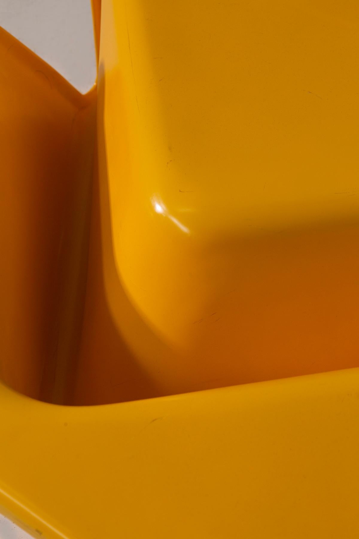 Late 20th Century Cesare Leonardi et Franca Stagi Table basse jaune Kappa en vente