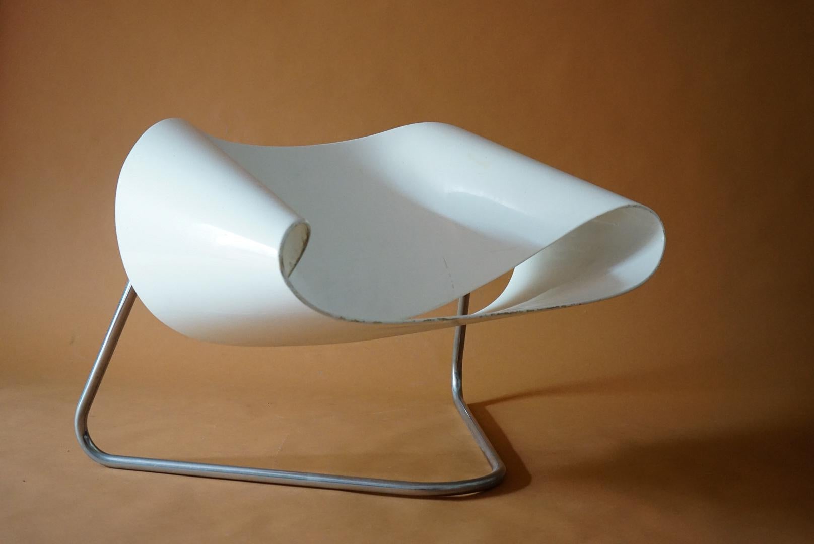 Cesare Leonardi and Franca Stagi model CL9 Ribbon chair for Bernini, Italy, circa 1961 is made up of moulded fiberglass seating section on a polished steel tubular base. The seat section of this design is attached to the tubular steel base by means