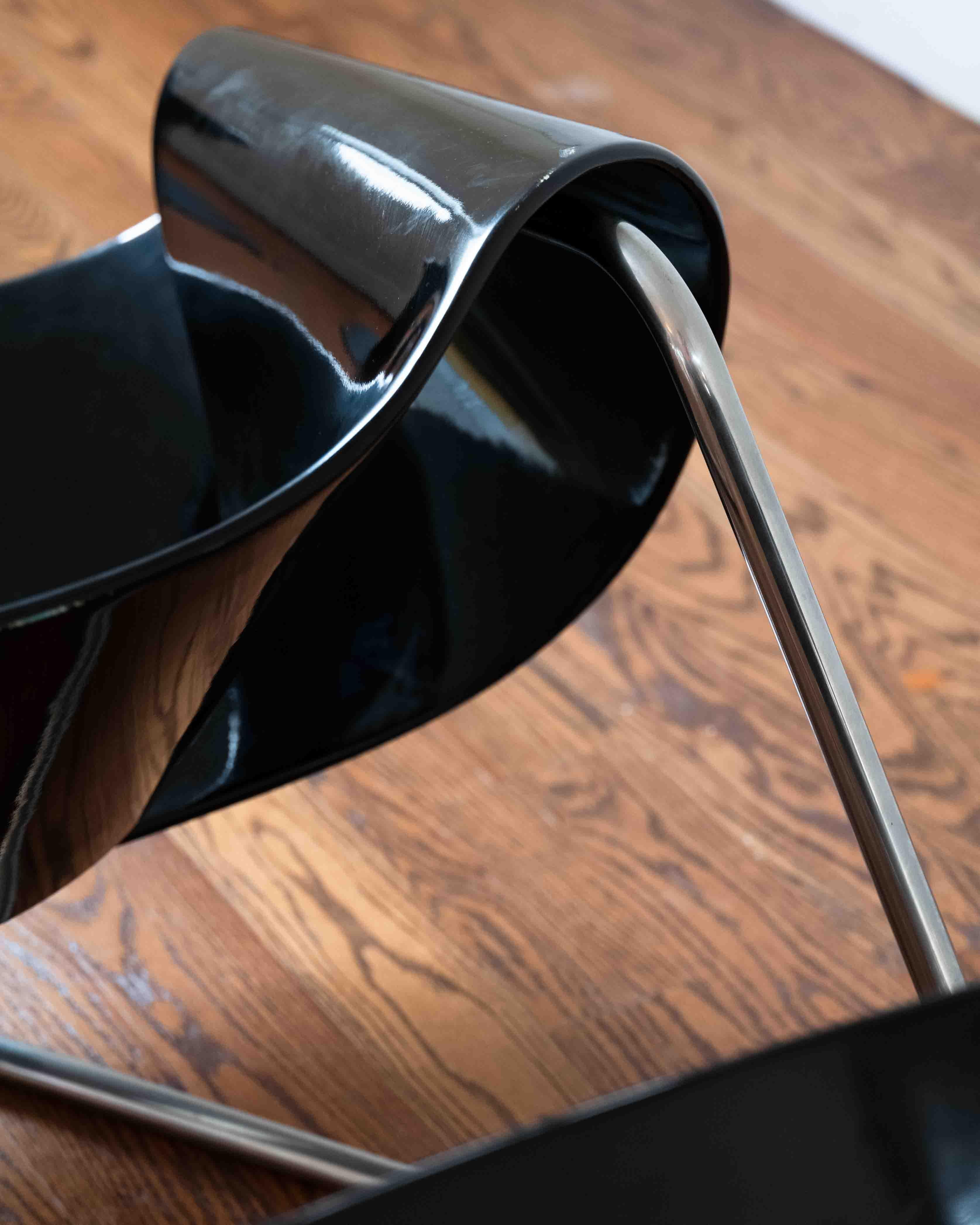 L'iconica sedia Ribbon, disegnata da Cesare Leonardi and Franca Stagi, è un esempio dell'innovazione italiana di metà secolo. Scultorea e sorprendente, la sedia è modellata in fibra di vetro e acciaio, creando forme fluide e continue che bilanciano