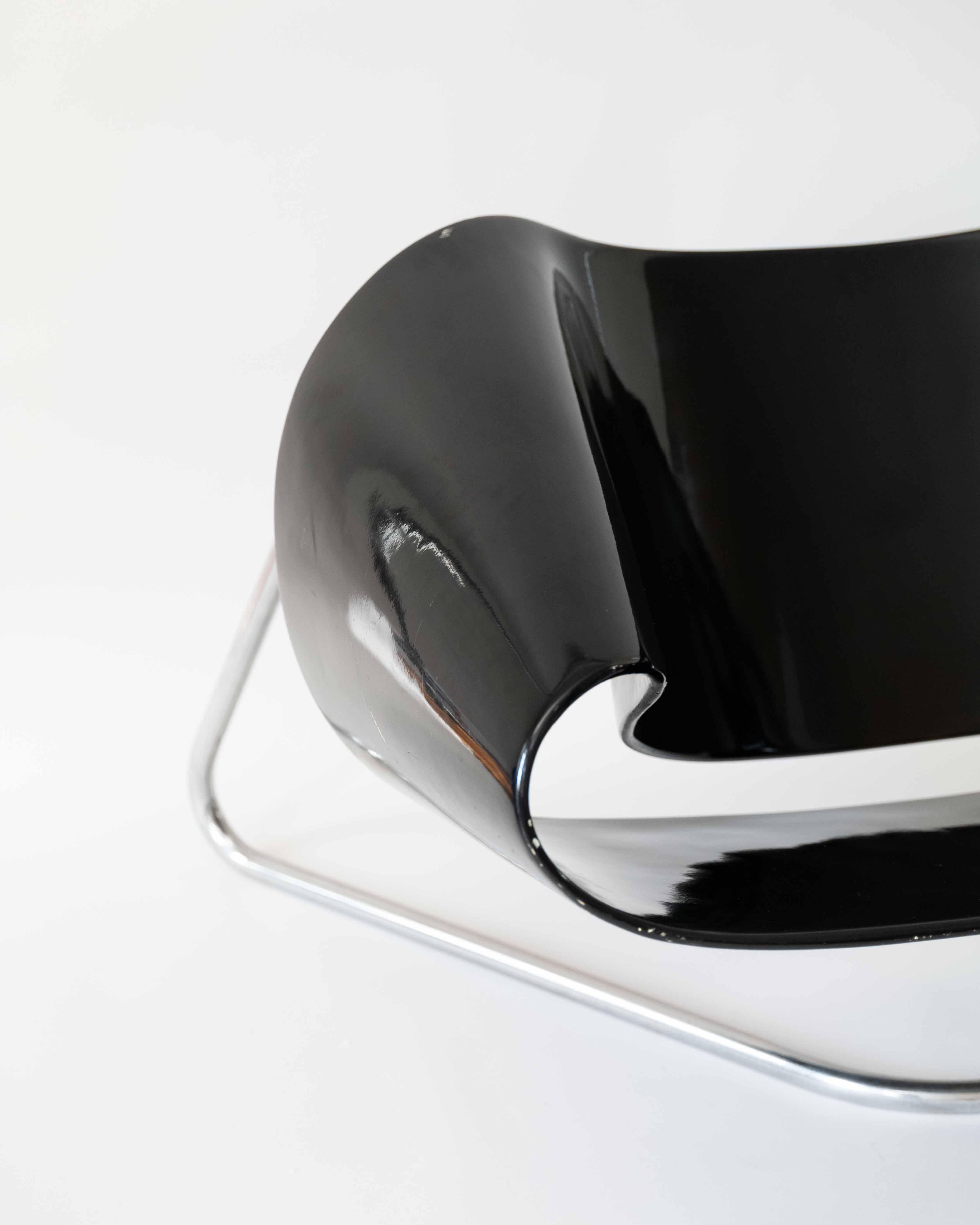 Questa iconica coppia di Ribbon Chairs, disegnata da Cesare Leonardi and Franca Stagi, è un esempio dell'innovazione italiana di metà secolo. Scultoree e sorprendenti, le sedie sono modellate in fibra di vetro e acciaio, creando forme fluide e