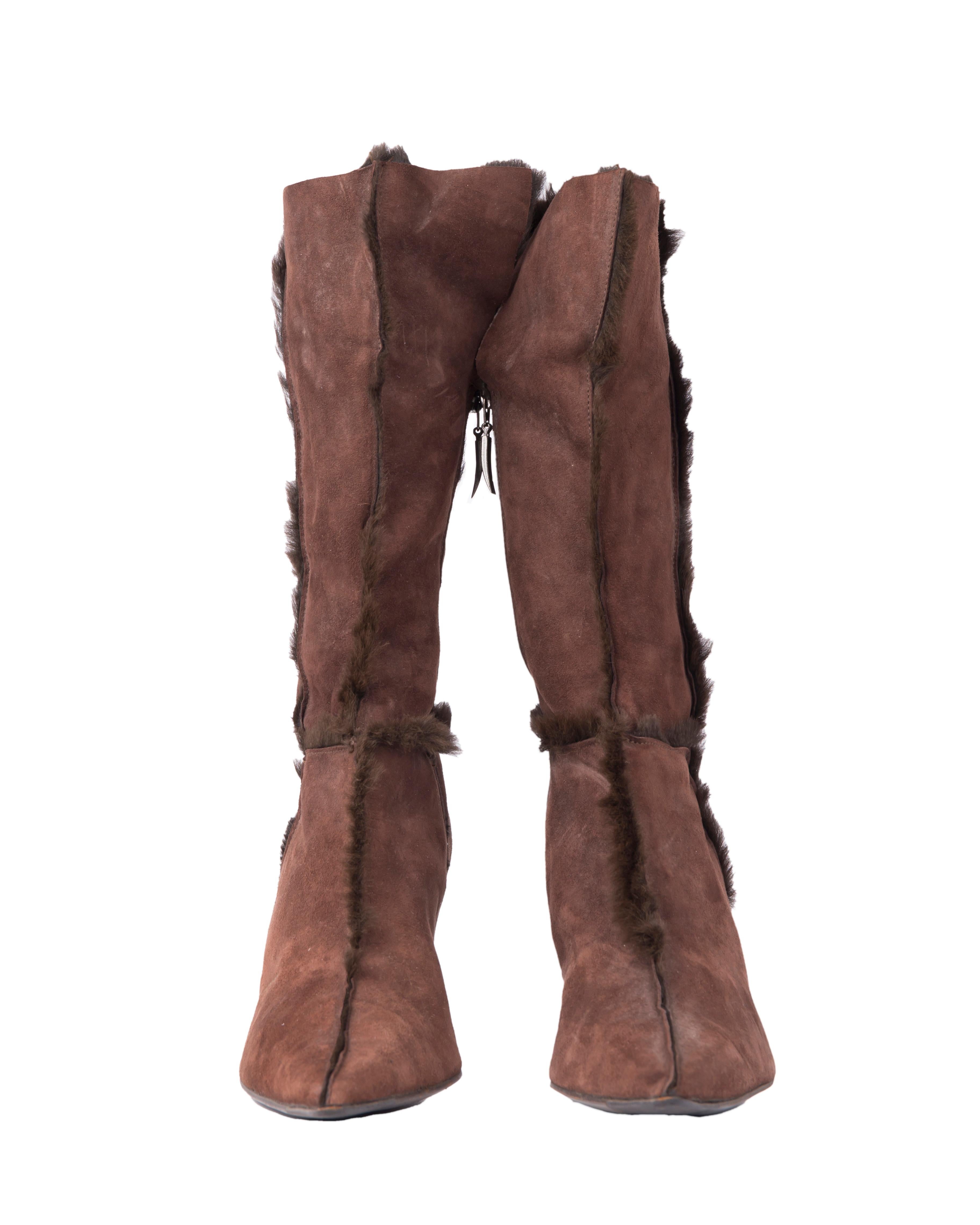 • Coffee brown suede pointed boots
• Real fur lining
• Internal zipper