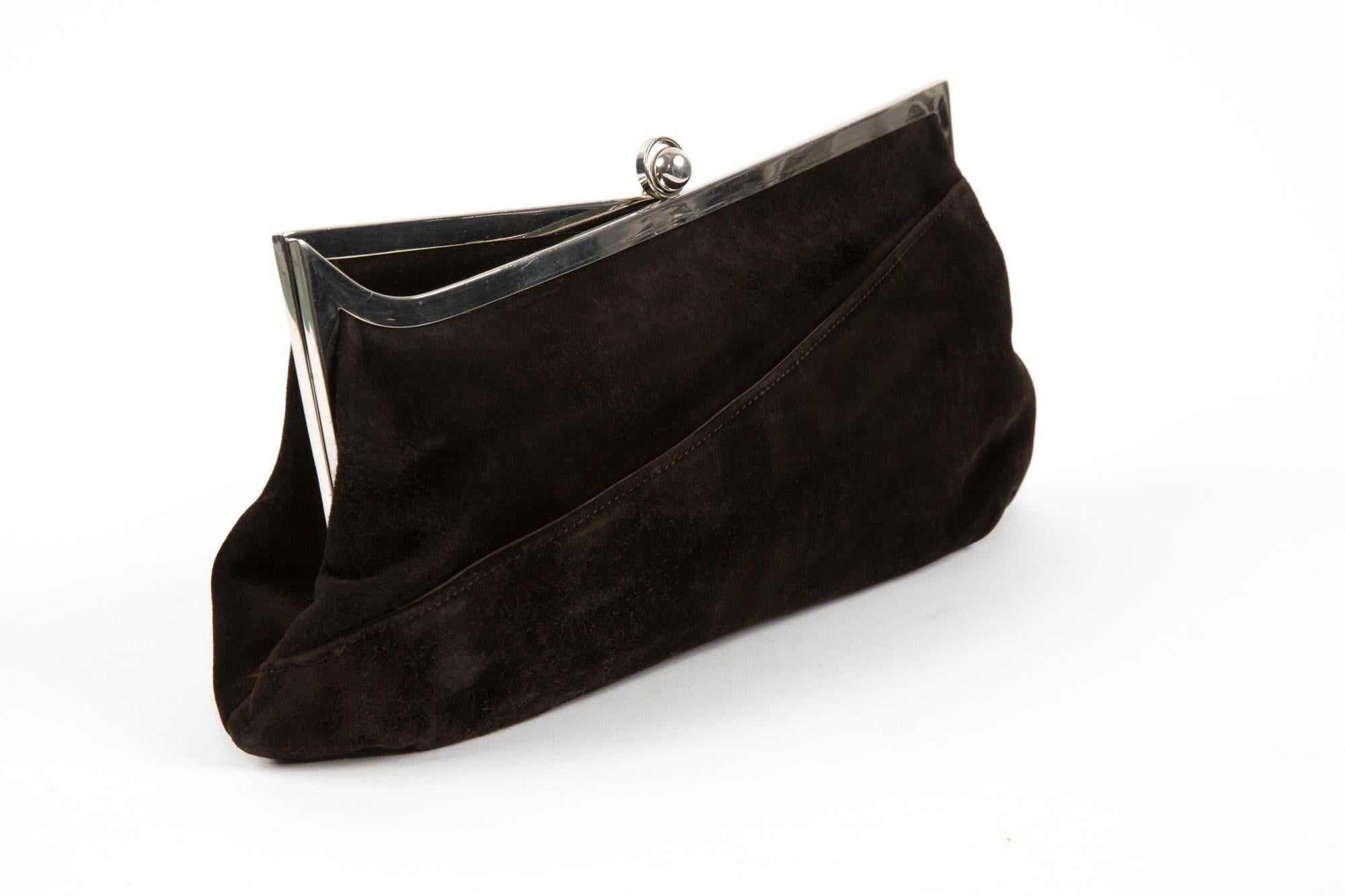 1960s Cesare Piccini brown suede leather clutchbag featuring silver-tone articulated metallic claps opening, an inside gold-tone stamp: Cesare Piccini Firenze. 
Circa 1960s
In good vintage condition. Made in Italy.
We guarantee you will receive this