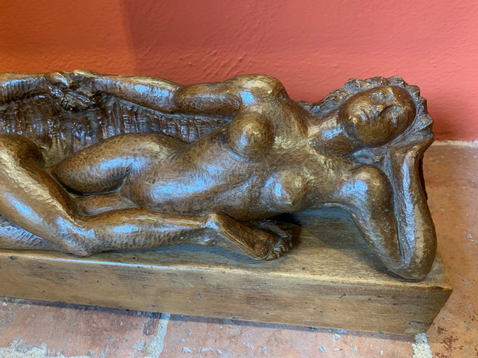 Scultura figurativa allegoria nudo femminile toscano del XX secolo in legno - Sculpture Otro estilo de arte de Cesare Tarrini