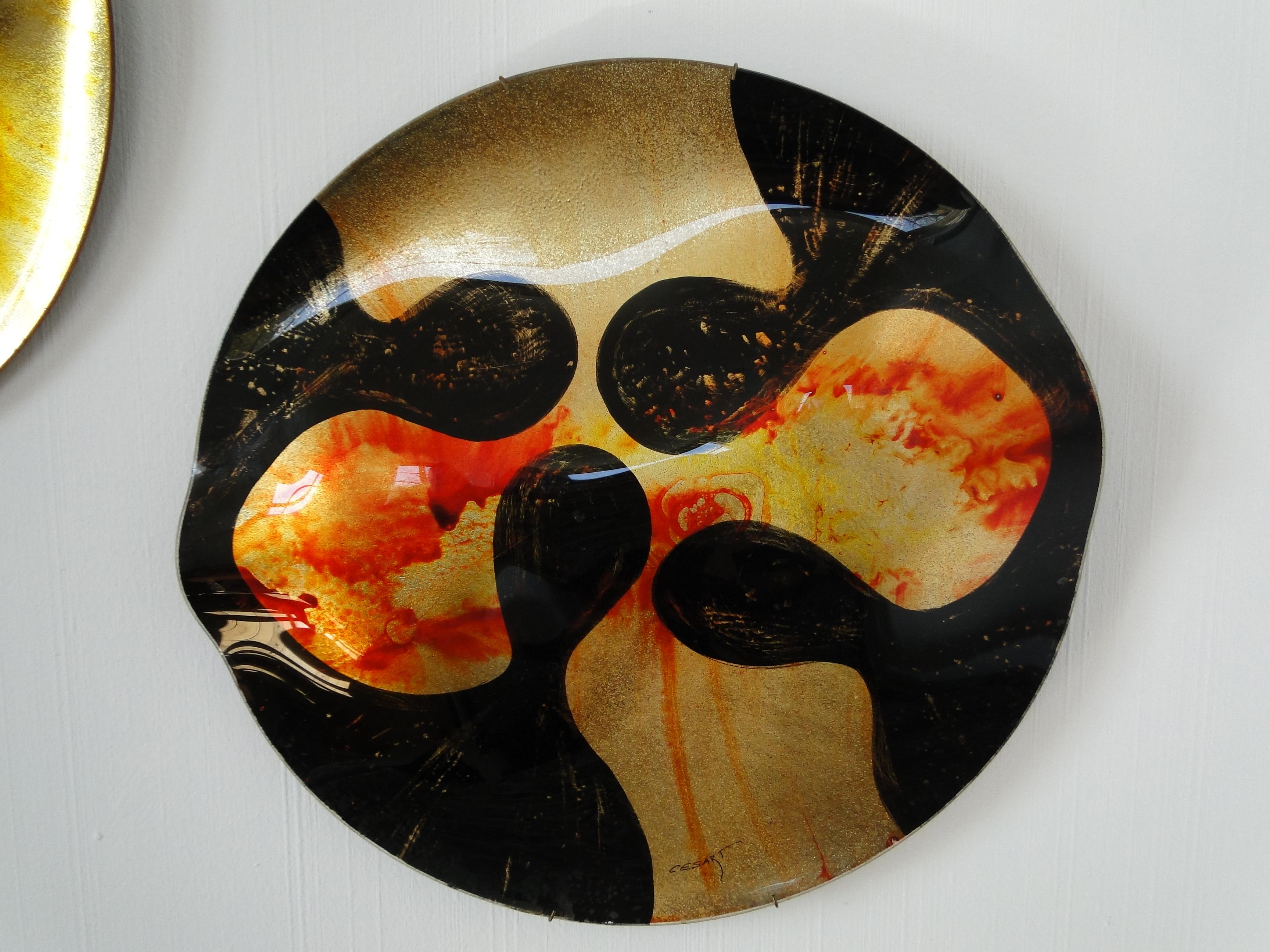 italien Applique murale décorative Cesart en verre peint et peint en forme d'assiette ronde avec motifs floraux en vente