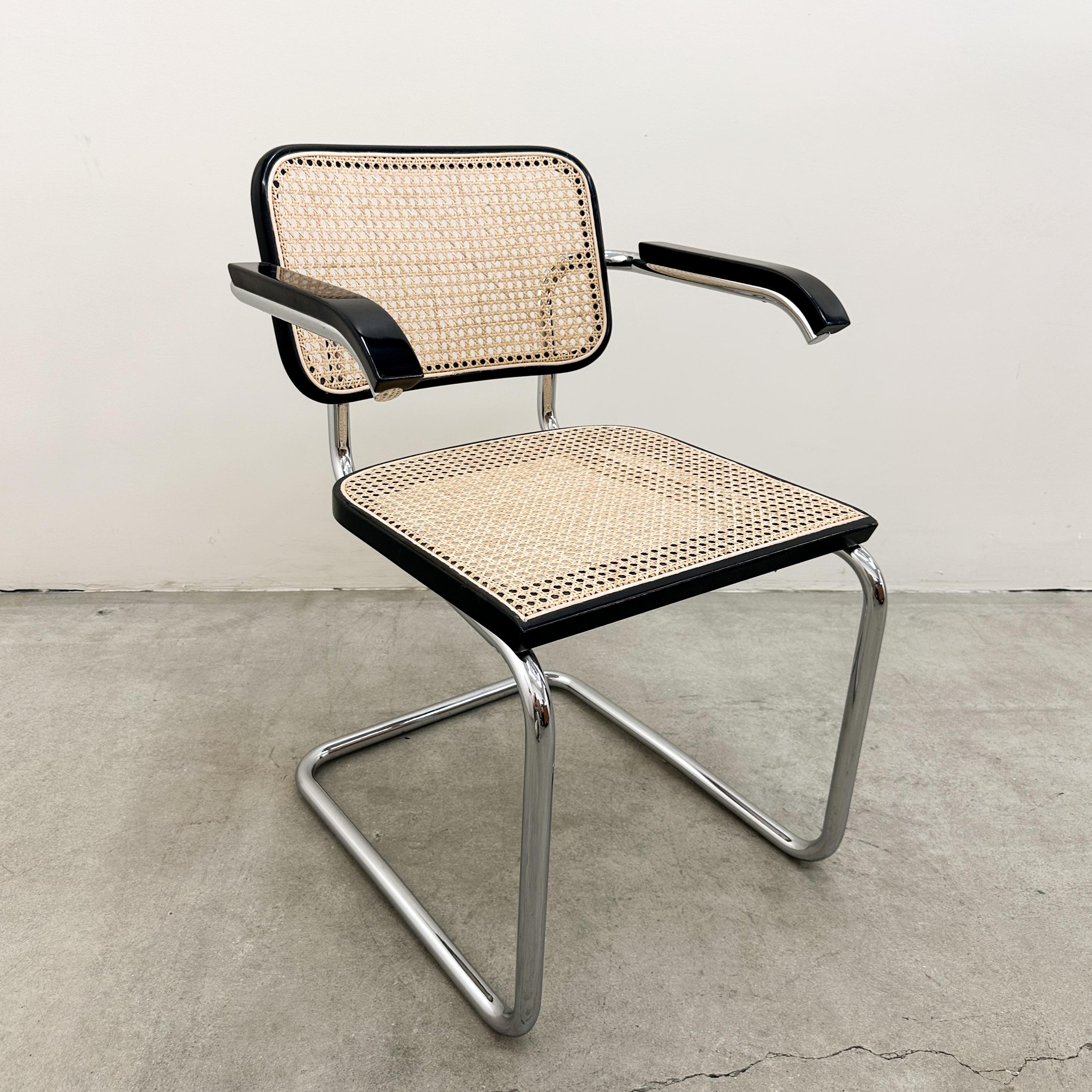 Un'iconica poltrona CIRCA di Marcel Breuer, prodotta da Gavina per Knoll, Italia, circa anni Settanta. Questa splendida sedia è caratterizzata da un'incannucciatura sostituita di recente con legno di faggio ebanizzato e un'elegante struttura
