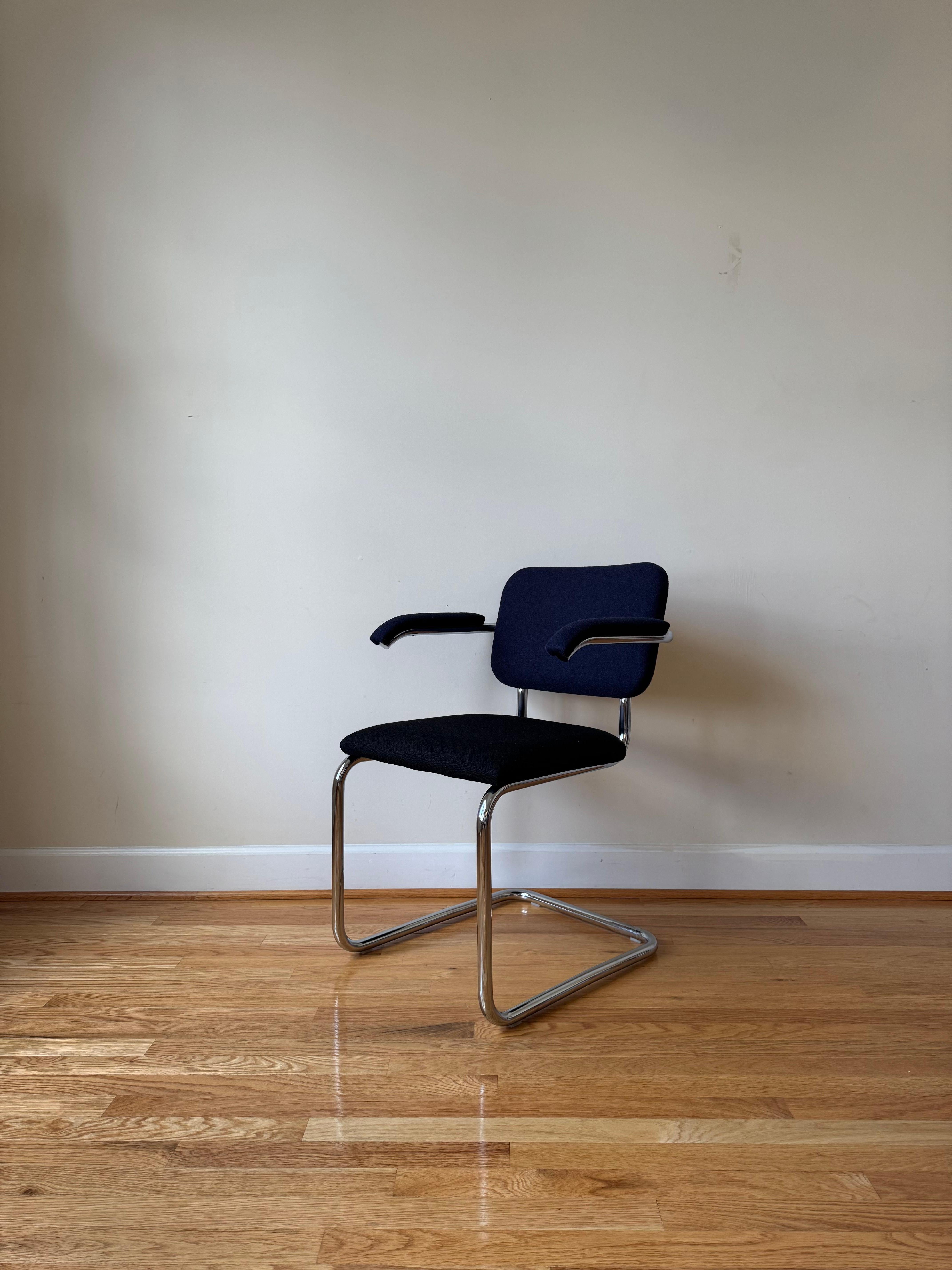 La Poltrona Cesca, disegnata dal pioniere del modernismo Marcel Breuer e prodotta da Knoll, è un'iconica fusione di innovazione, artigianato e design senza tempo. Introdotta nel 1928, la Cesca fu una delle prime sedie a utilizzare l'acciaio tubolare