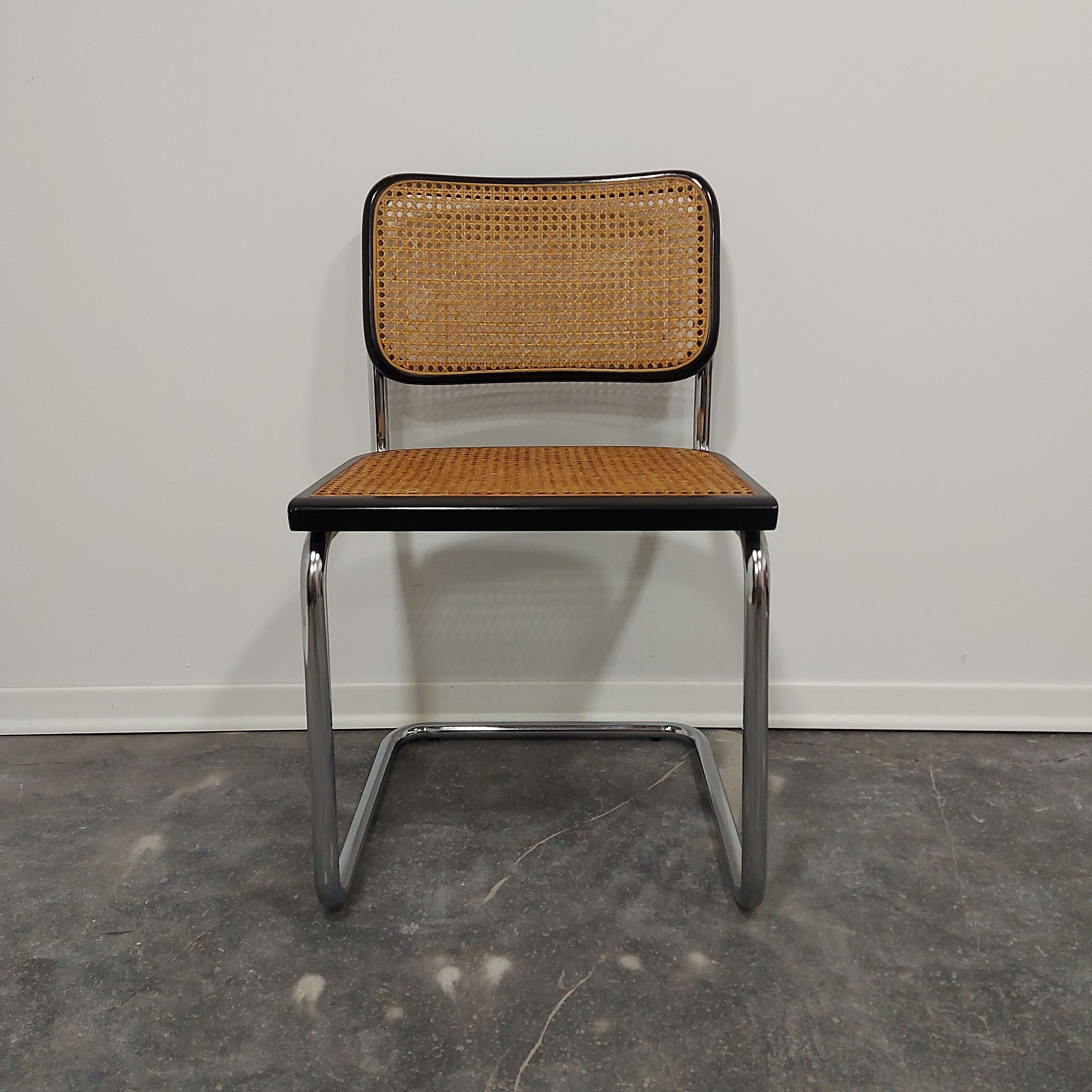 CESCA-Stühle 1970er Jahre

Hergestellt in Italien. Wie auf den Bildern.

Das Rohr auf den Sitzen wurde gewechselt.

Schöne Patina auf Holz- und Chromteilen.