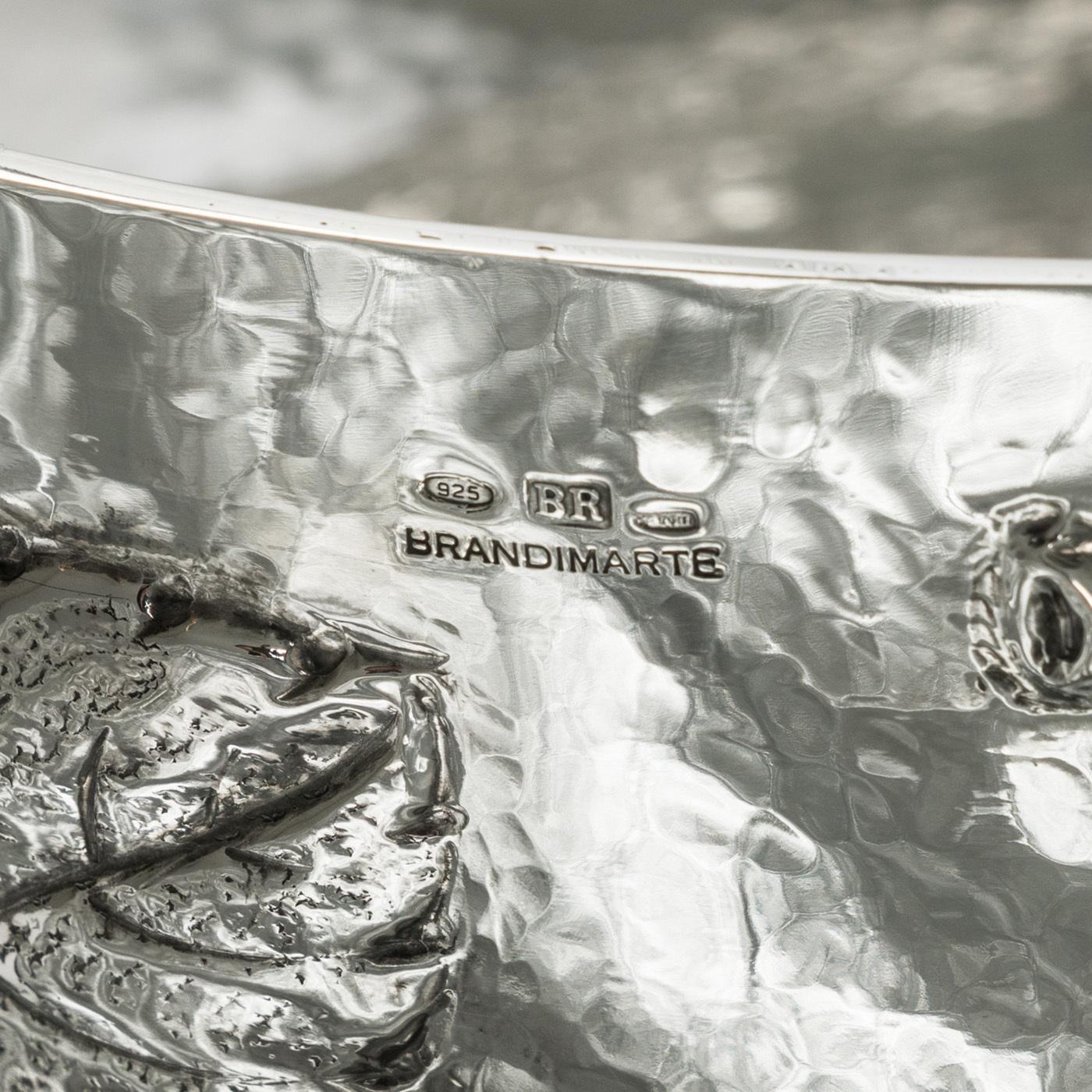 Cesello, the ancient art of precious metal engraving, has always been the pride of the Brandimarte brand which, due to the expert hands of the master craftsmen and the careful attention to the customer's needs, creates unique and fully customizable