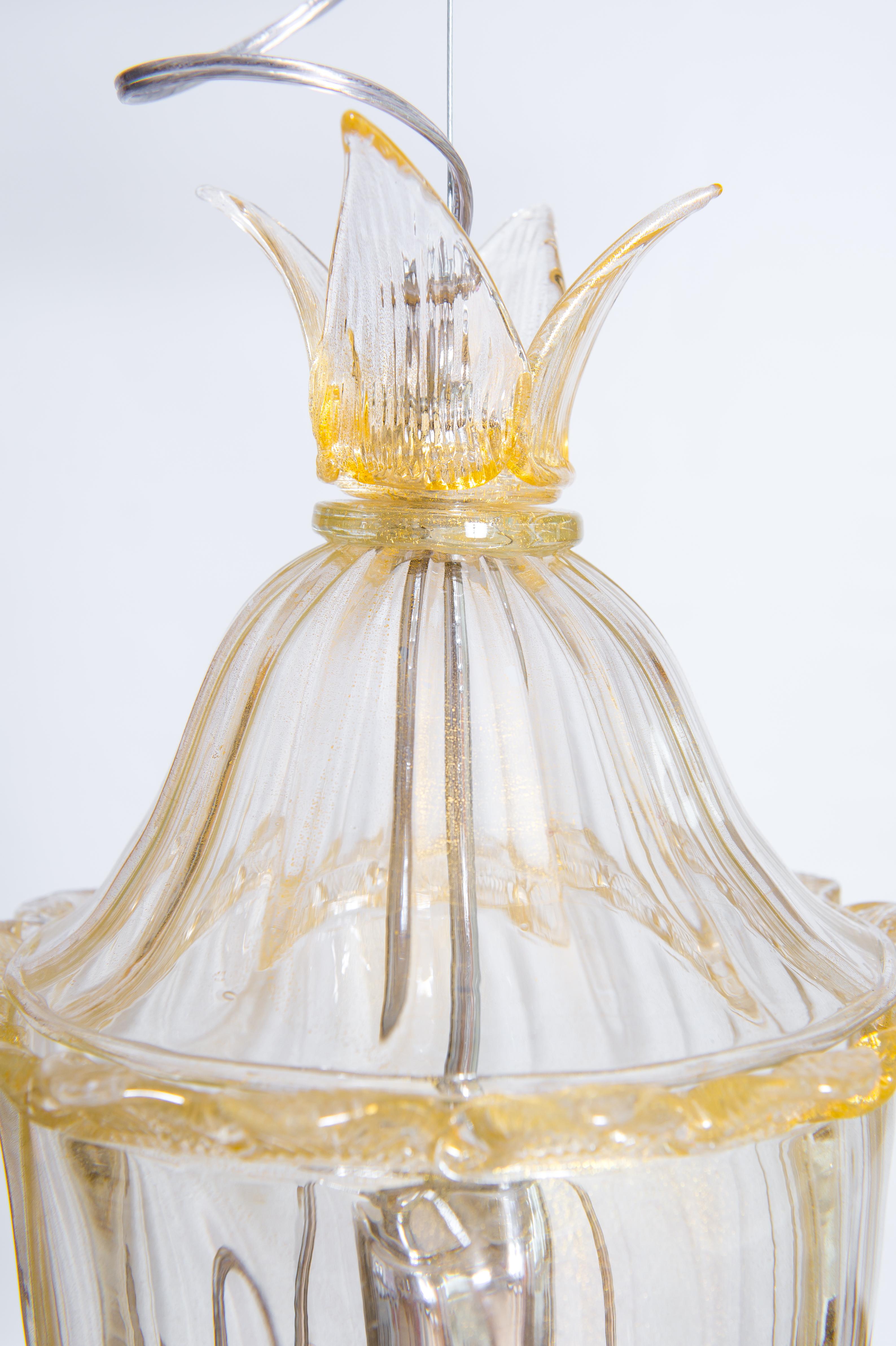 Lampe à suspension contemporaine en verre de Murano soufflé finitions dorées, Italie en vente 3