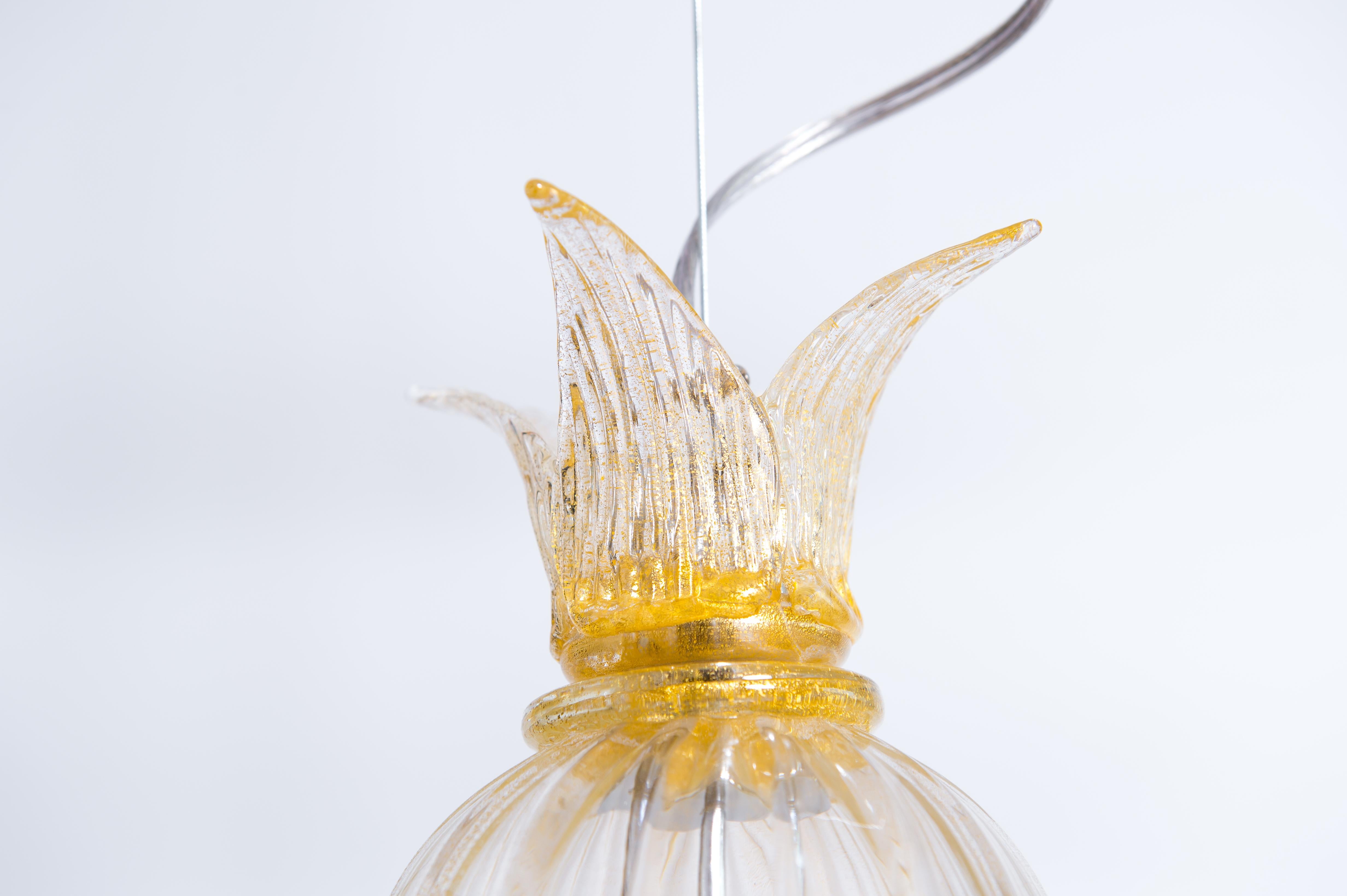 Lampe à suspension contemporaine en verre de Murano soufflé finitions dorées, Italie en vente 5