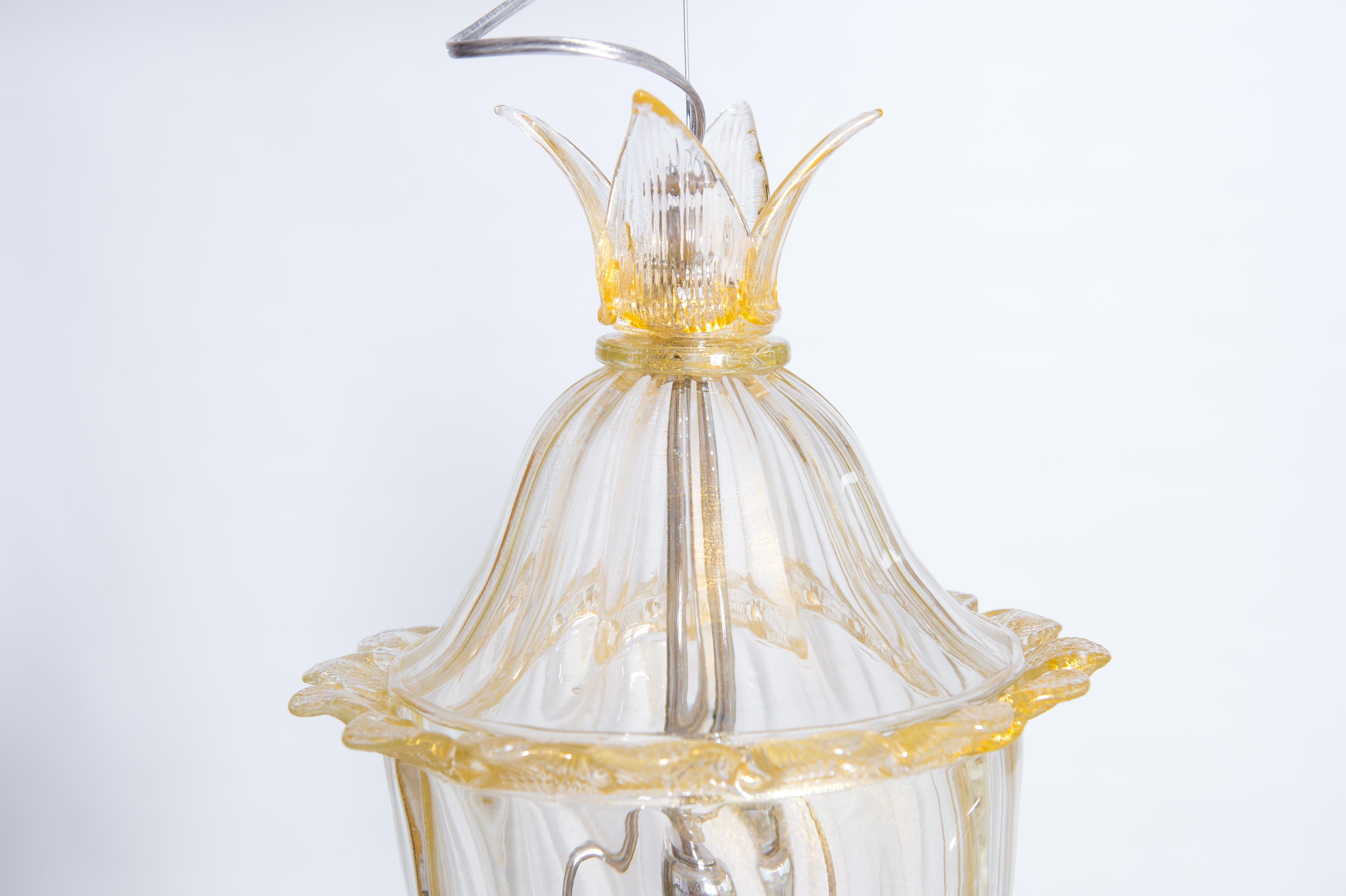 Lampe à suspension contemporaine en verre de Murano soufflé finitions dorées, Italie en vente 6
