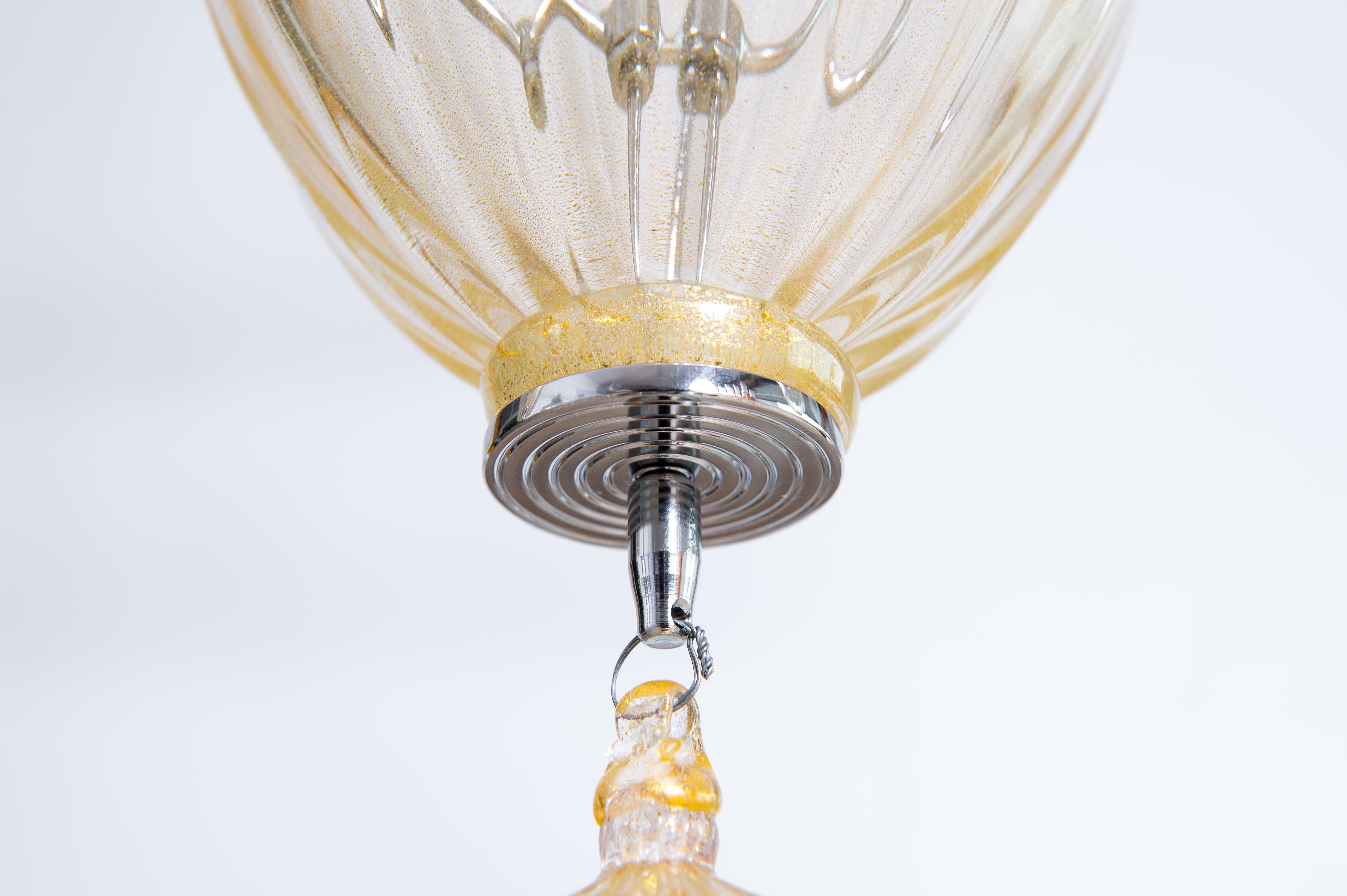 Lampe à suspension contemporaine en verre de Murano soufflé finitions dorées, Italie en vente 7