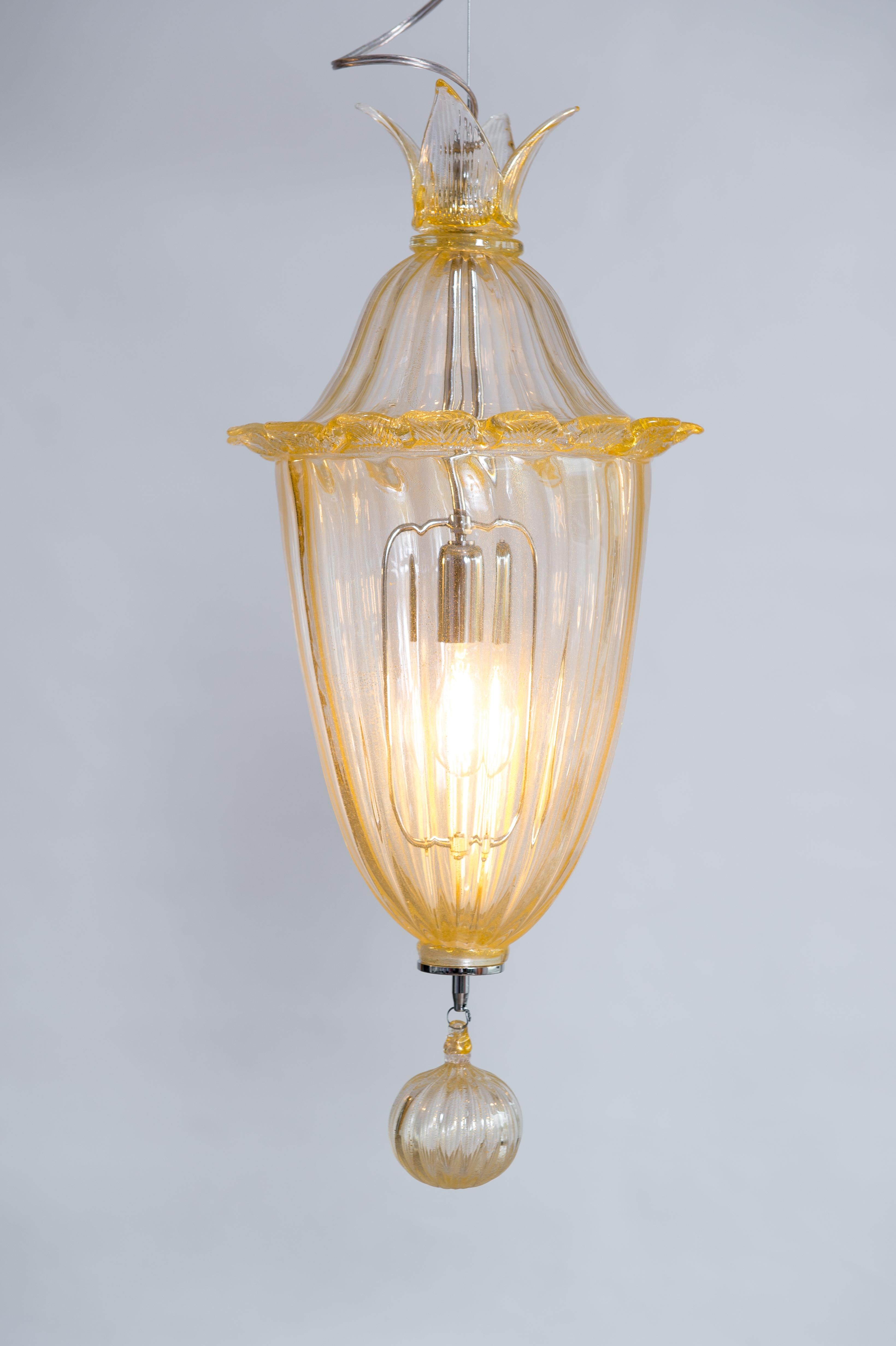 Lampe à suspension contemporaine en verre de Murano soufflé finitions dorées, Italie en vente 11