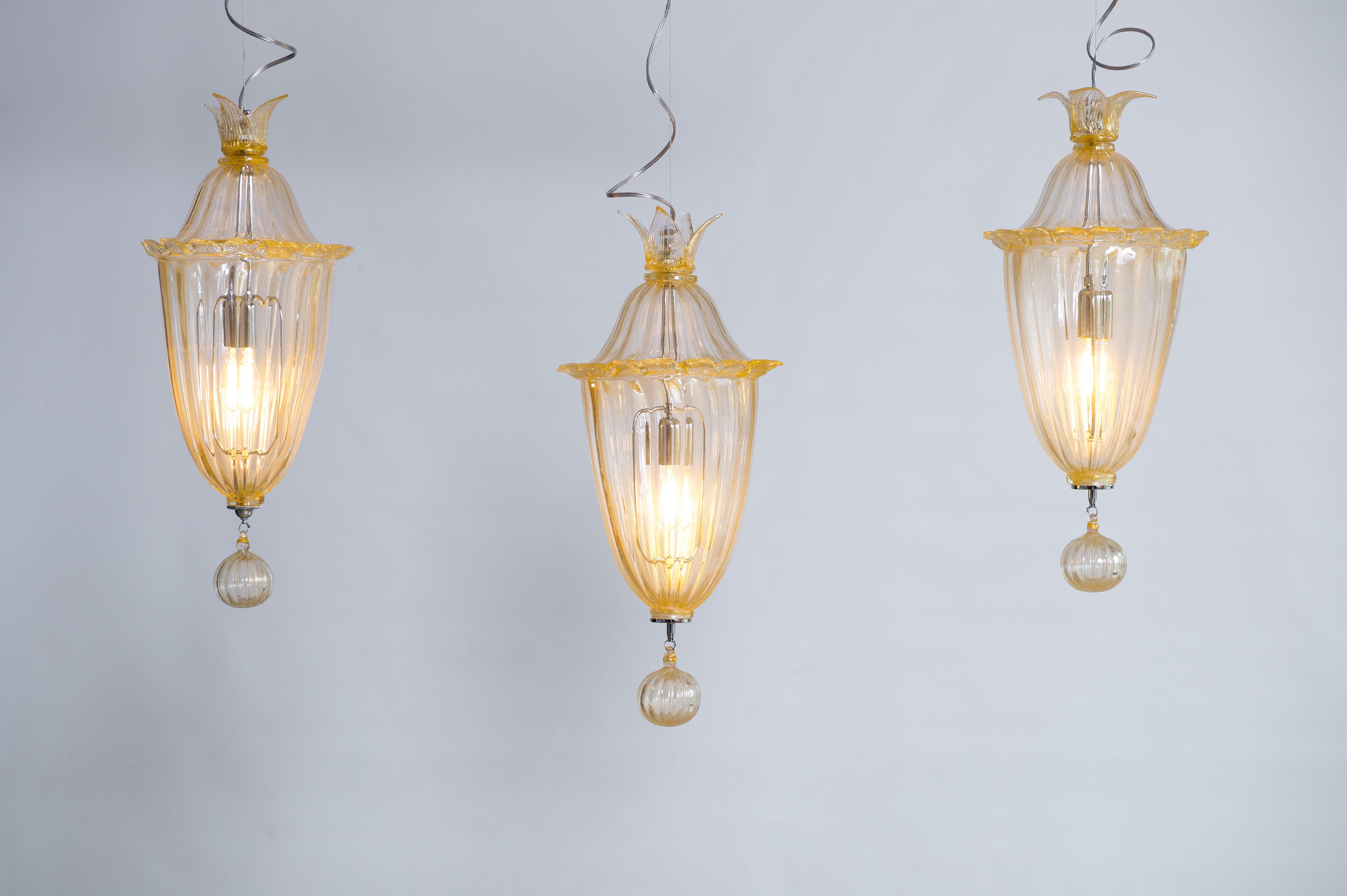 Lampe à suspension contemporaine en verre de Murano soufflé finitions dorées, Italie en vente 12
