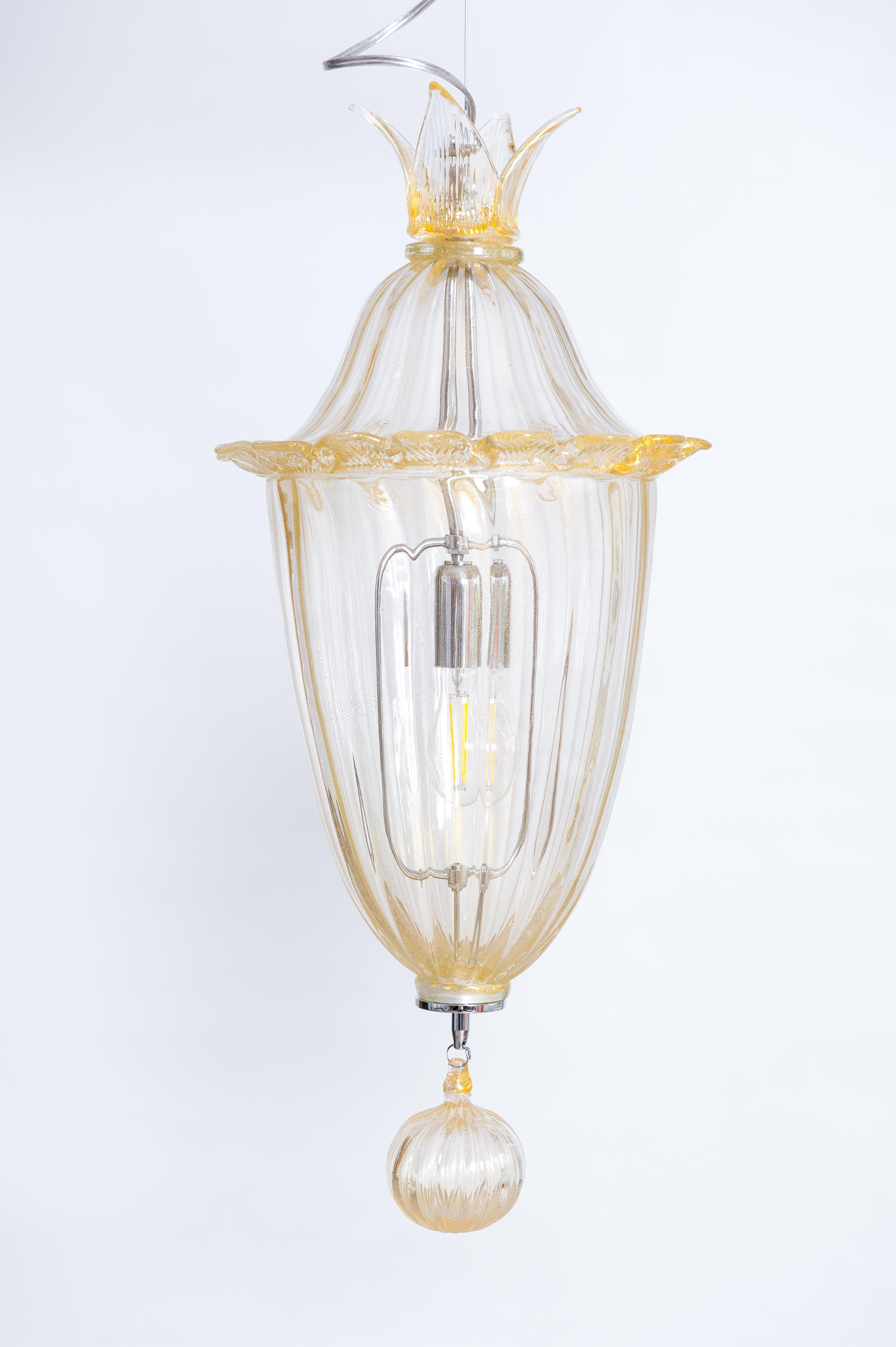Fait main Lampe à suspension contemporaine en verre de Murano soufflé finitions dorées, Italie en vente