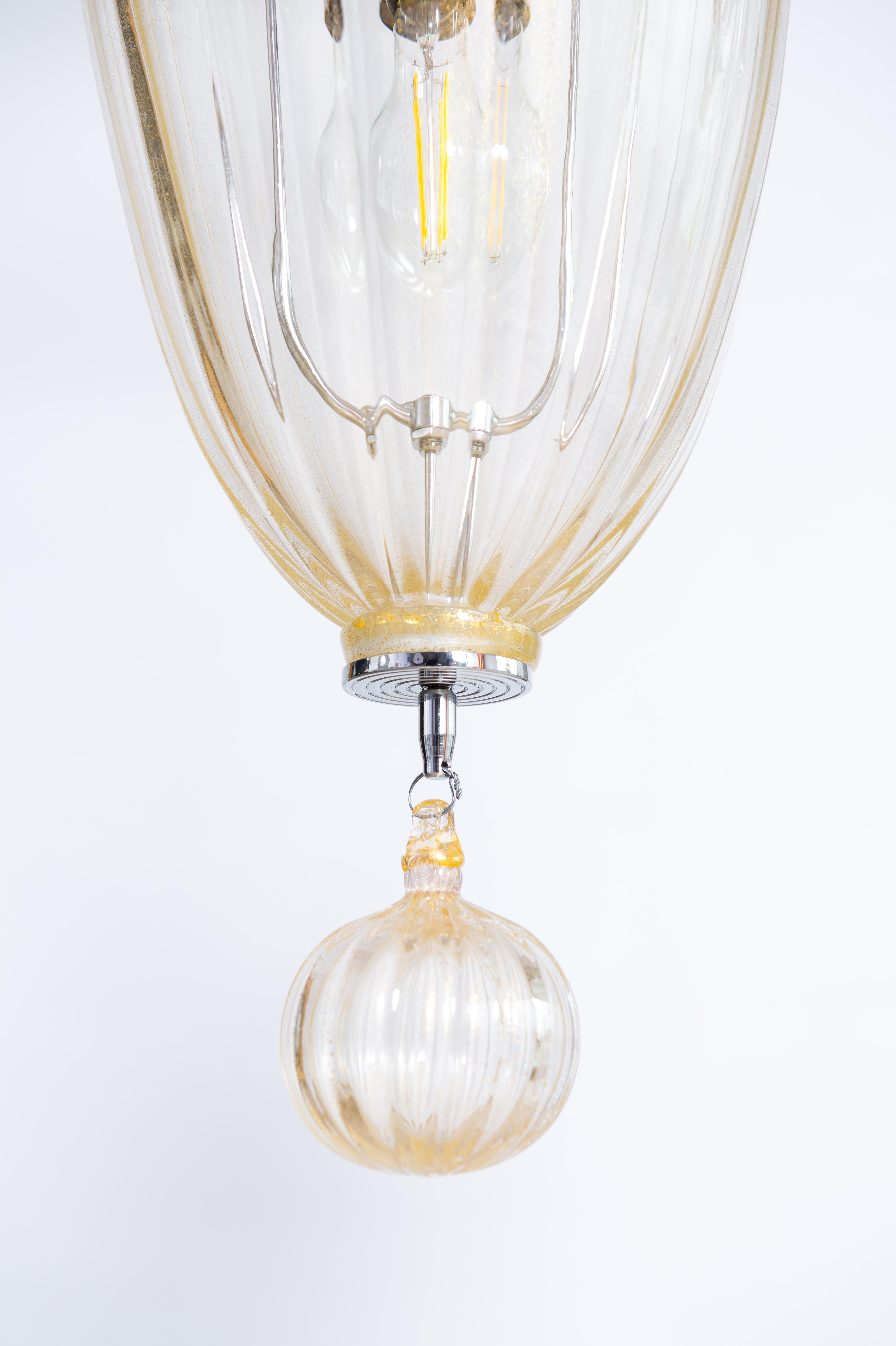 Verre Lampe à suspension contemporaine en verre de Murano soufflé finitions dorées, Italie en vente