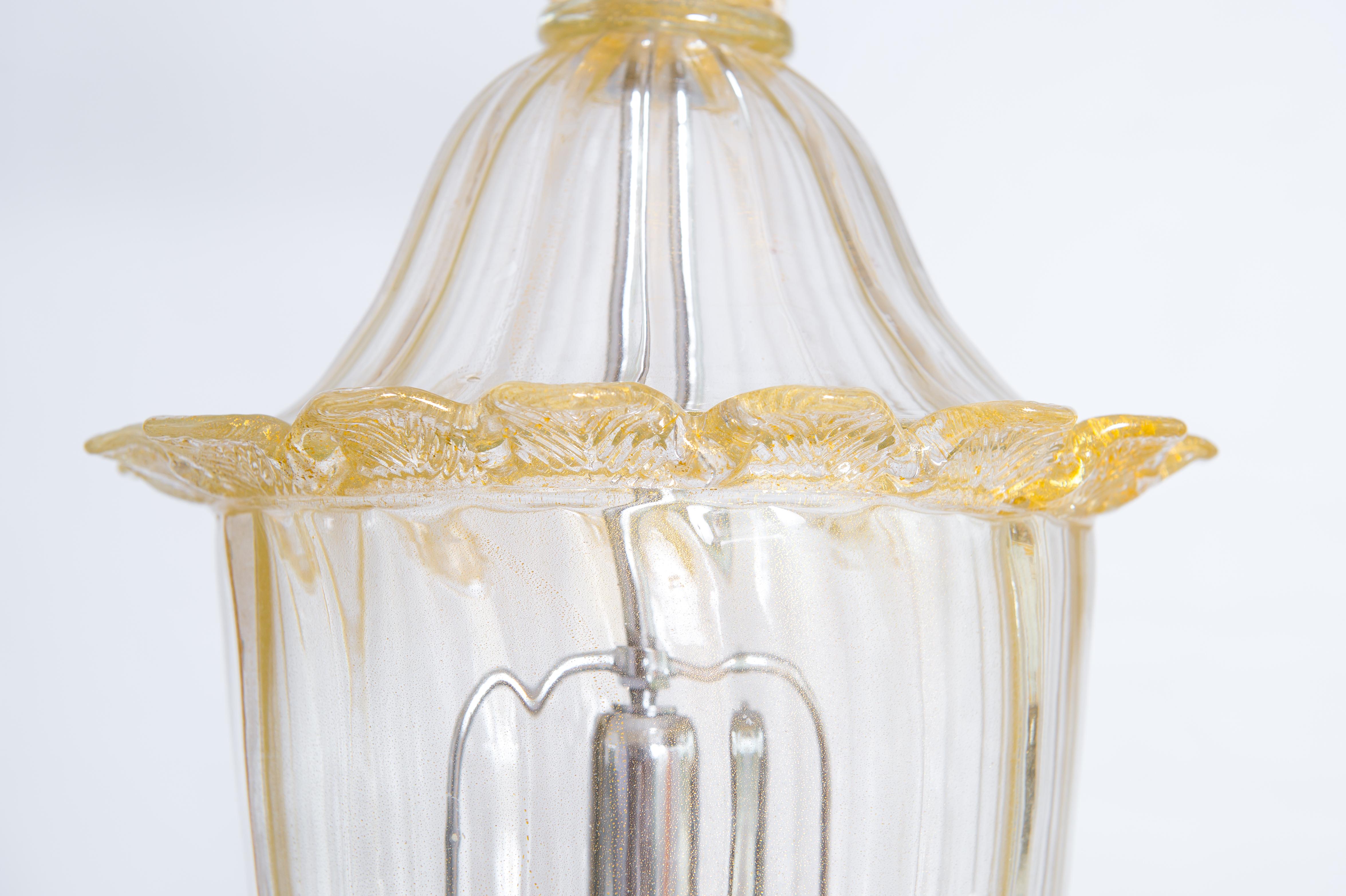 Lampe à suspension contemporaine en verre de Murano soufflé finitions dorées, Italie en vente 1