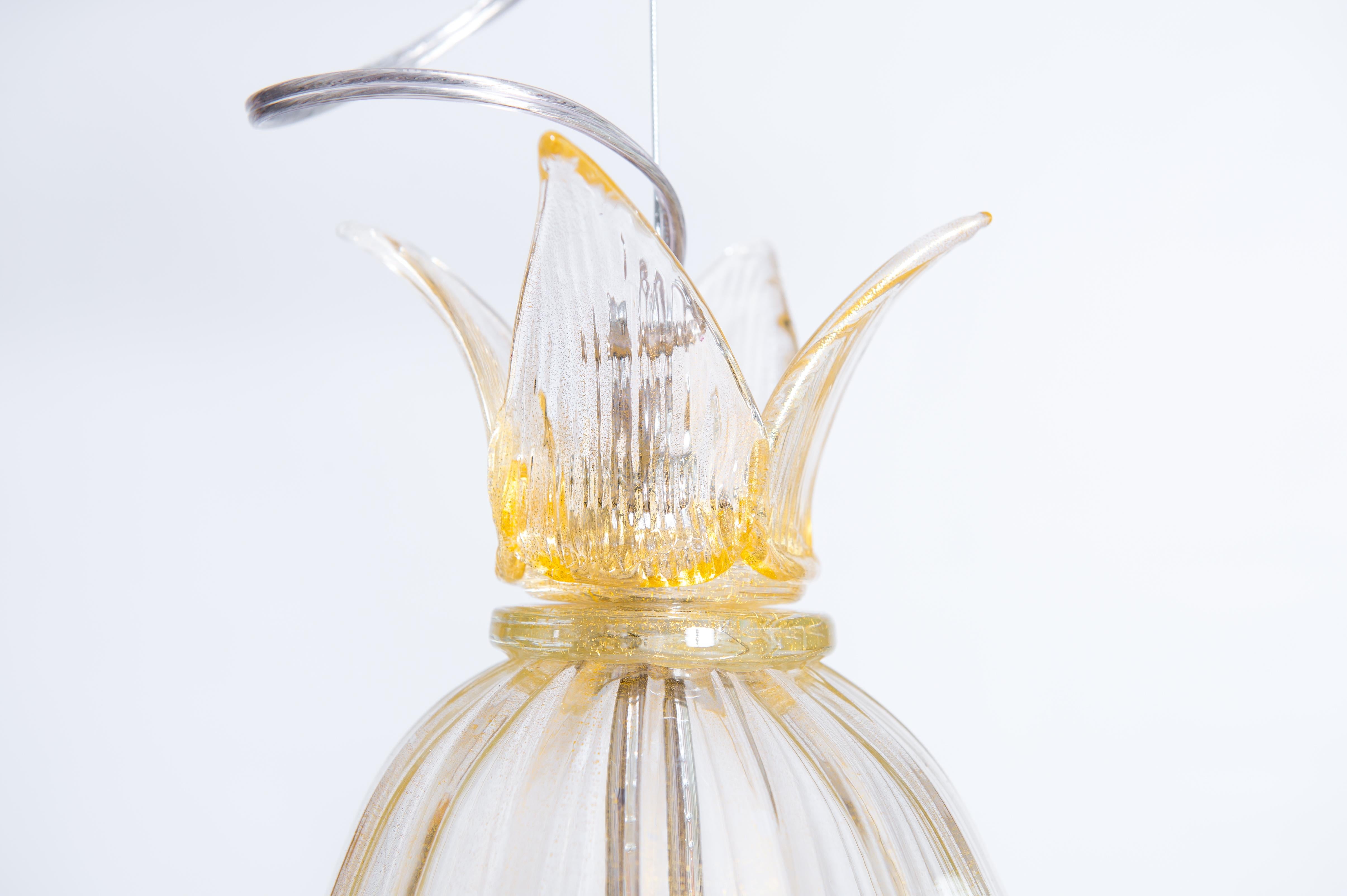 Lampe à suspension contemporaine en verre de Murano soufflé finitions dorées, Italie en vente 2