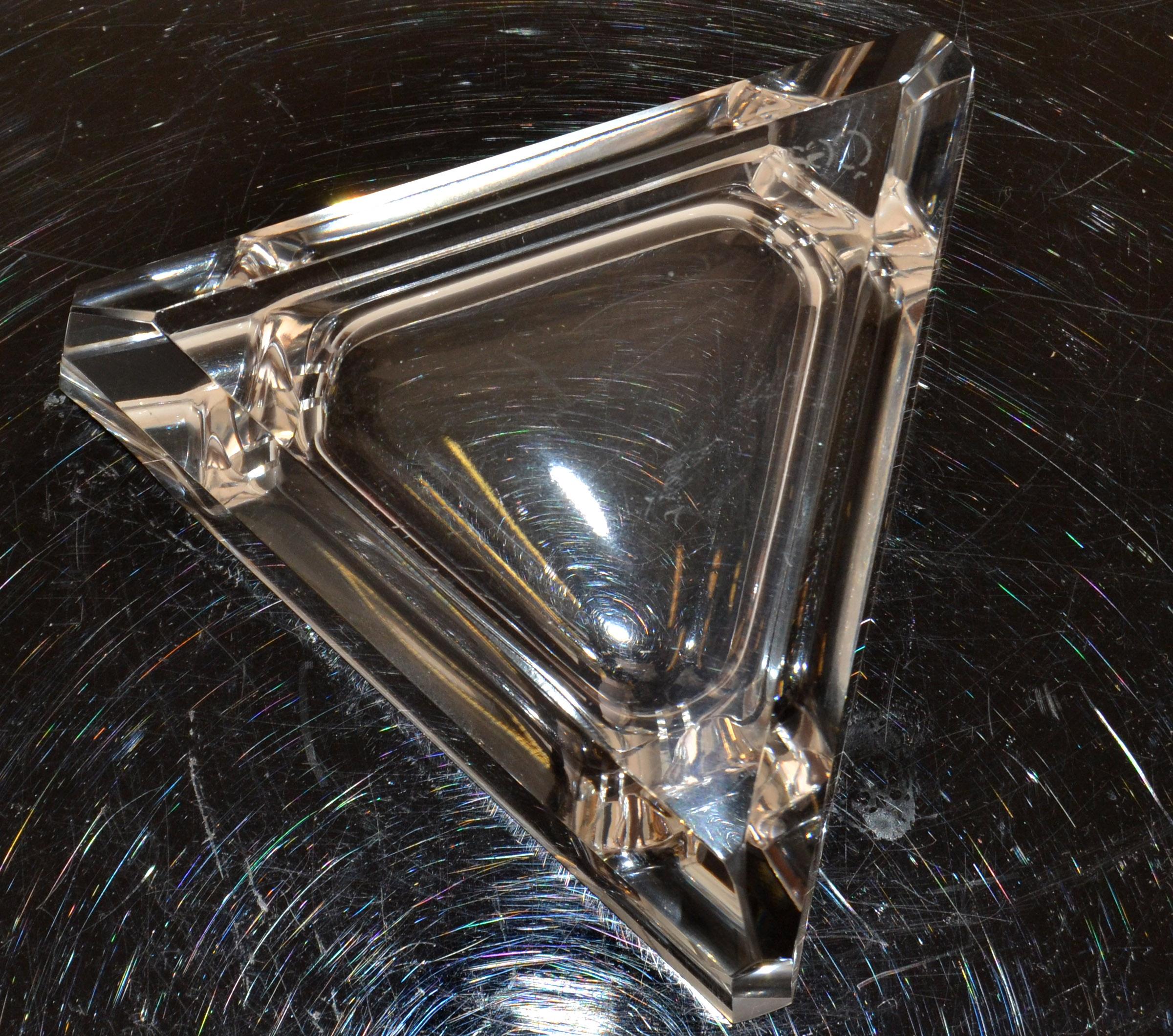 Dreieckiger Aschenbecher aus Ceska-Kristall mit abgeschrägten Kanten im Prismaschliff, Art déco  im Angebot 3