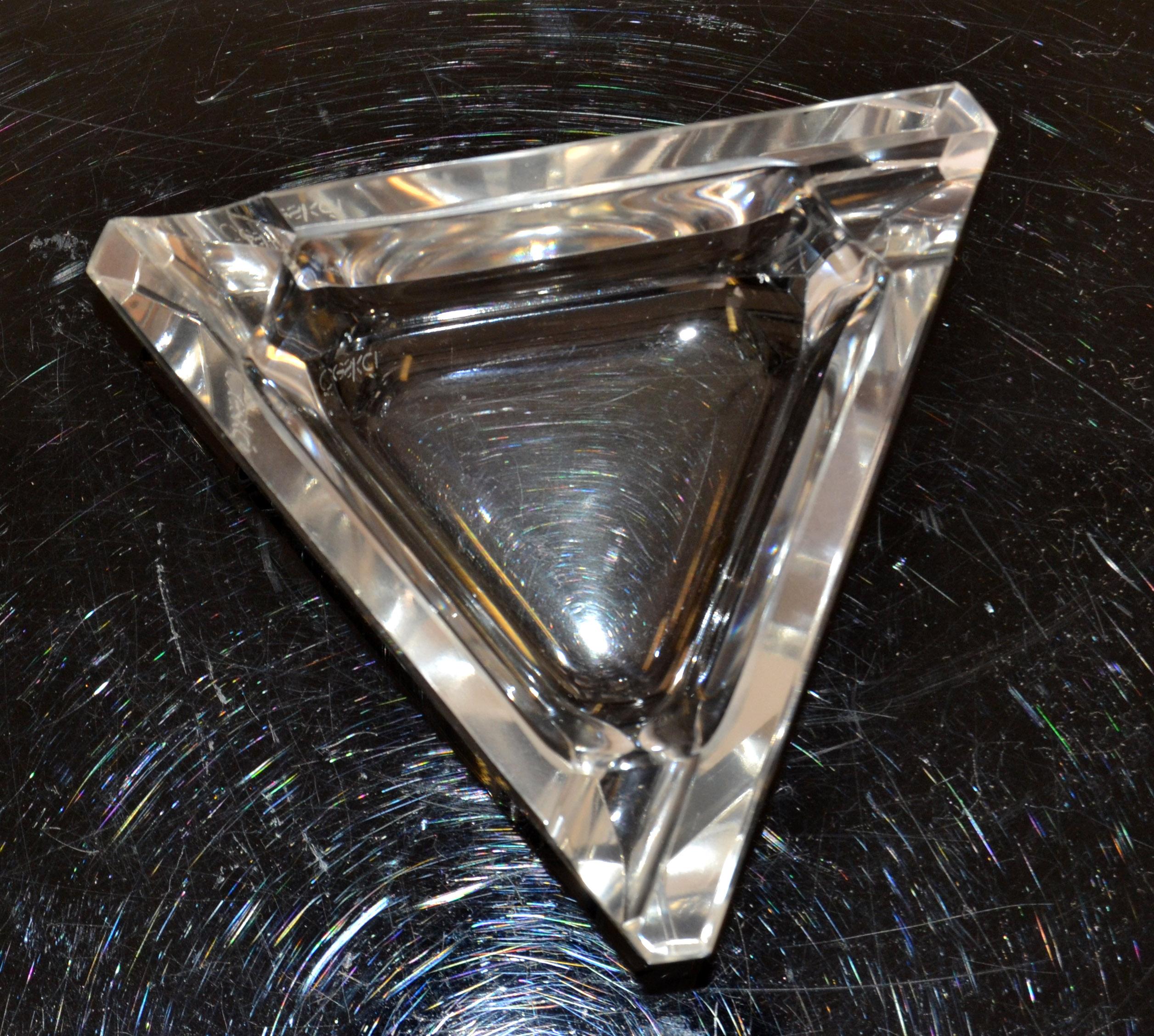 Dreieckiger Aschenbecher aus Ceska-Kristall mit abgeschrägten Kanten im Prismaschliff, Art déco  im Angebot 4