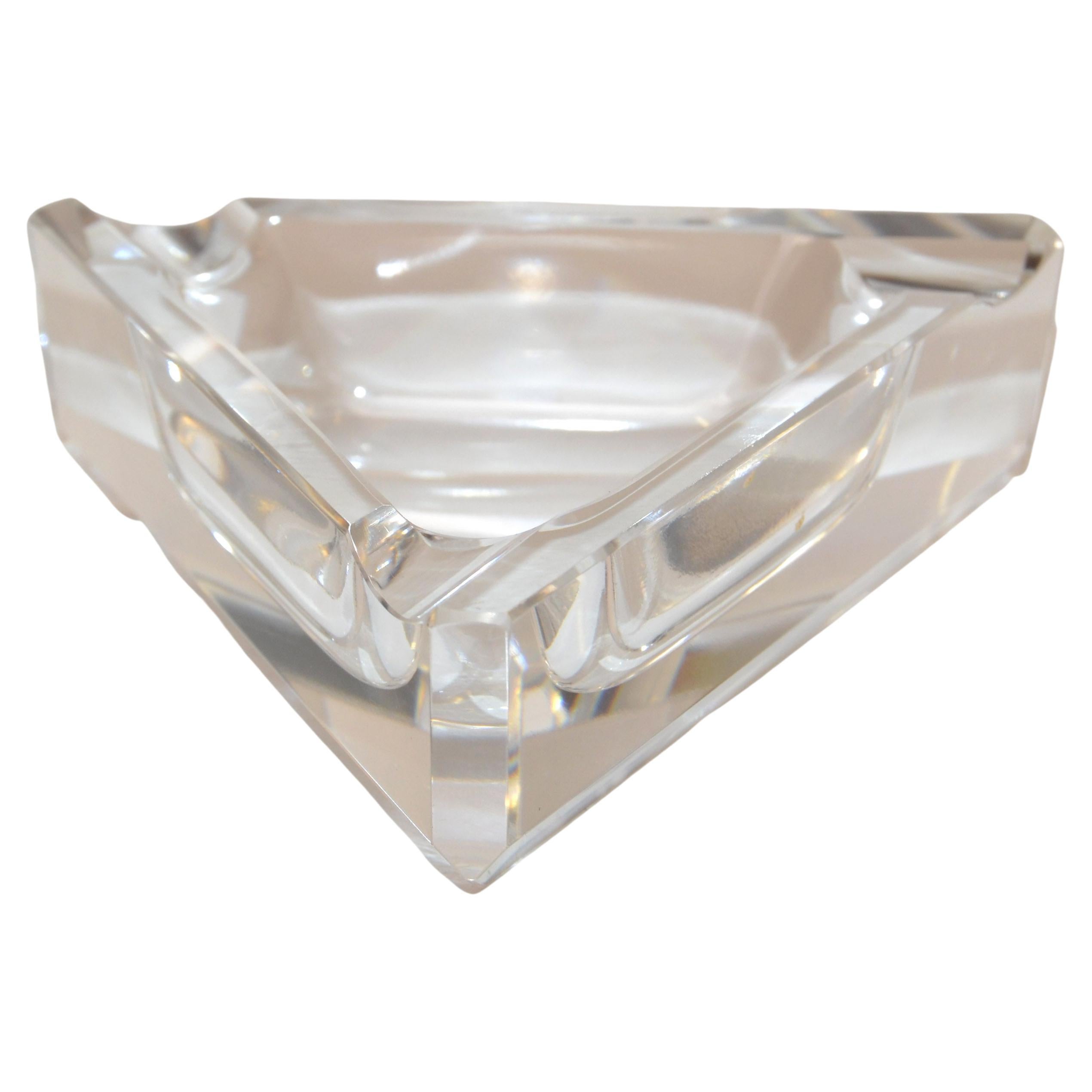Ceska Bohemian Crystal Art Deco handgefertigtes facettiertes geometrisches Dreieck Aschenbecher.
Dieses schöne Stück ist in geschliffenem Kristall mit schönen Facetten geschliffen, um Prismen der Farbe zu schaffen, wenn Licht durch sie hindurchgeht.