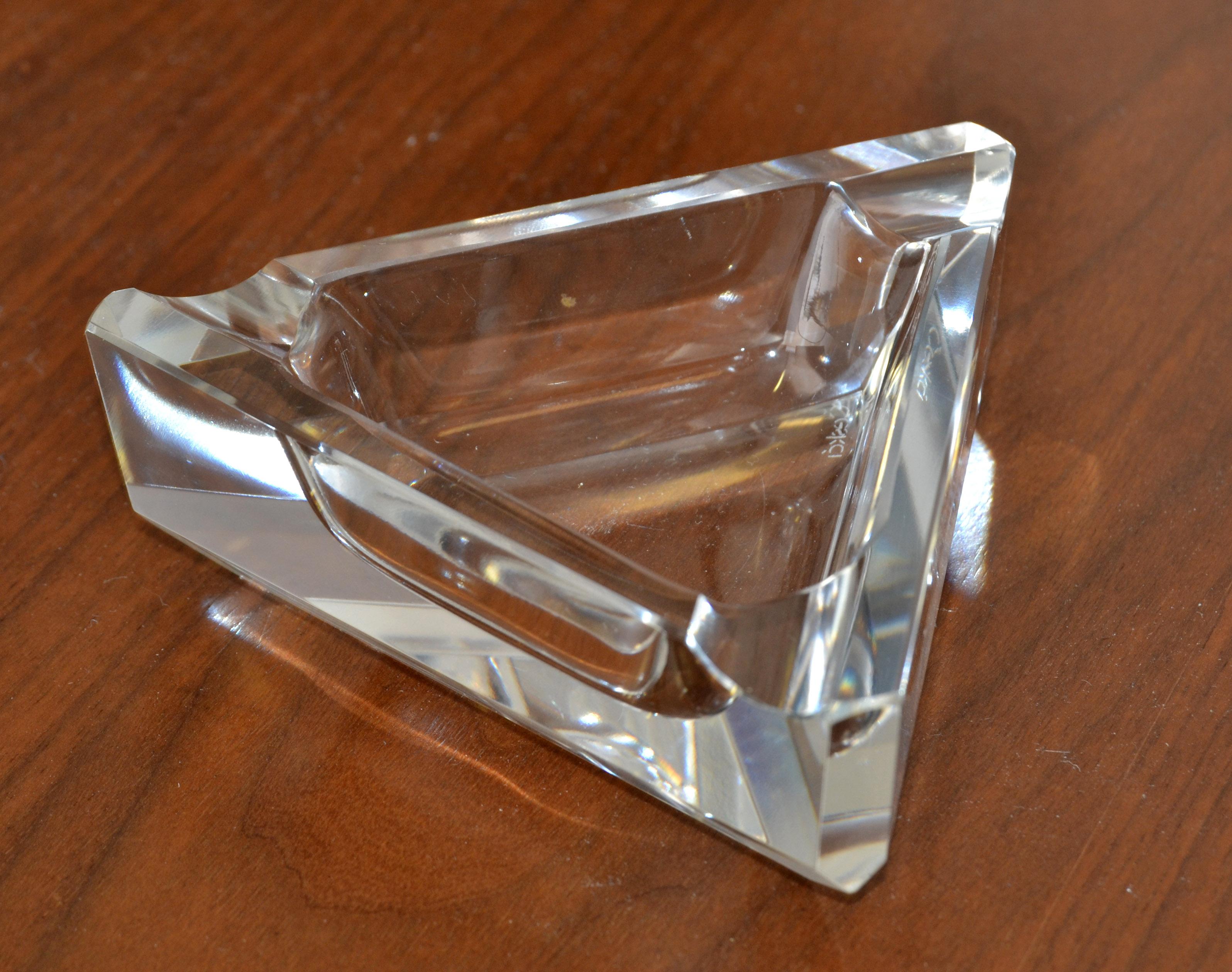 Dreieckiger Aschenbecher aus Ceska-Kristall mit abgeschrägten Kanten im Prismaschliff, Art déco  (Böhmisch) im Angebot