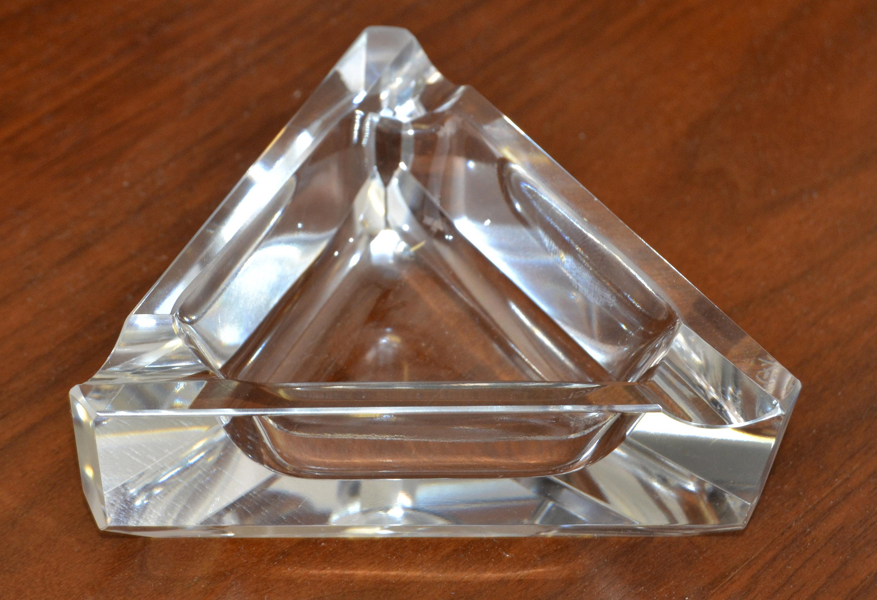 Dreieckiger Aschenbecher aus Ceska-Kristall mit abgeschrägten Kanten im Prismaschliff, Art déco  (Tschechisch) im Angebot