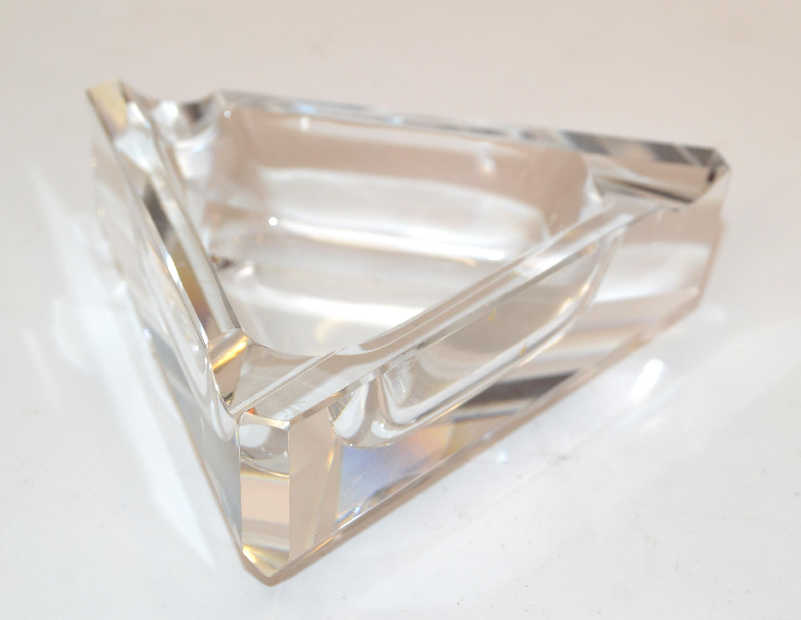 Dreieckiger Aschenbecher aus Ceska-Kristall mit abgeschrägten Kanten im Prismaschliff, Art déco  (Abgeschrägt) im Angebot