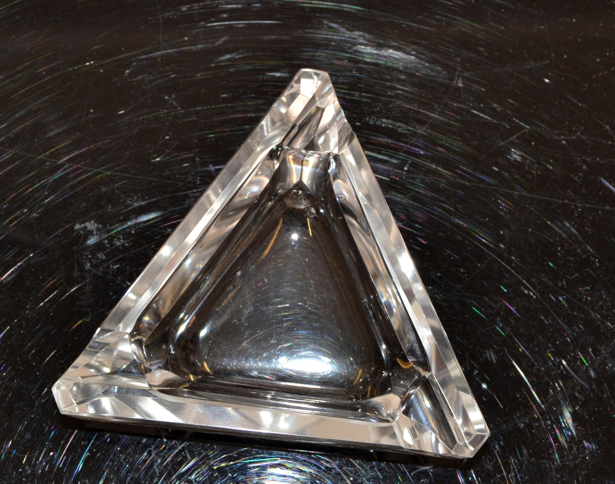 Dreieckiger Aschenbecher aus Ceska-Kristall mit abgeschrägten Kanten im Prismaschliff, Art déco  im Angebot 2