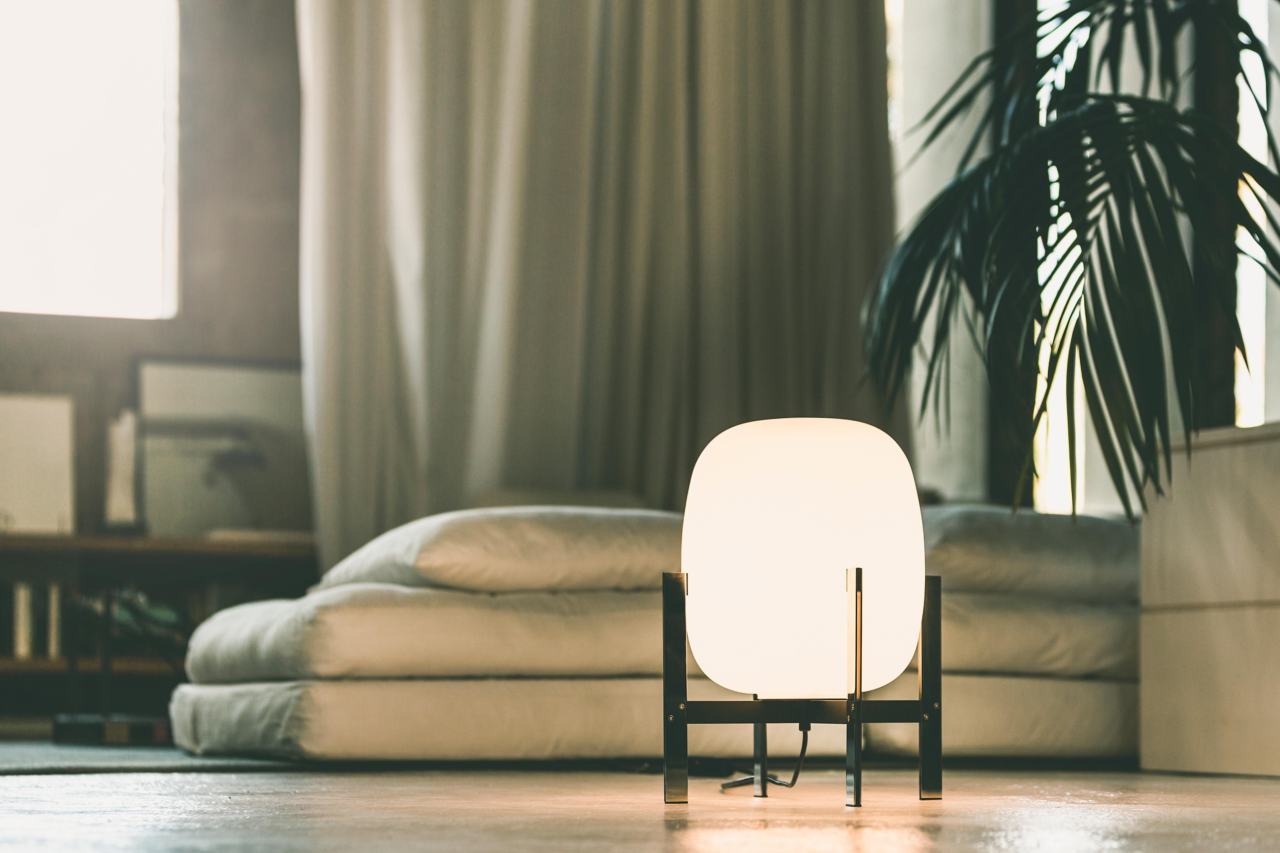 Lampe de table Cesta Metálica avec poignée en cuir par Miguel Milá en vente 3