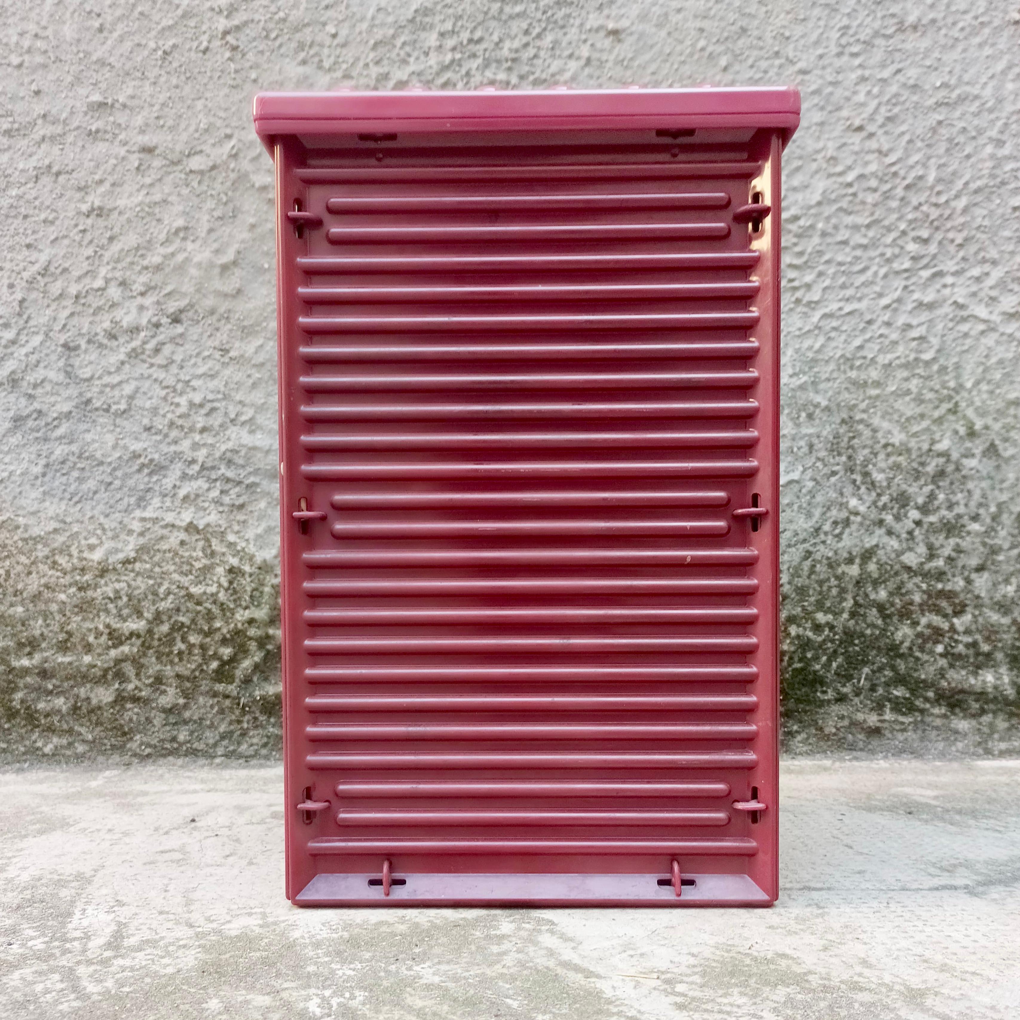 Objeto icónico del diseño italiano de Ettore Sottsass, este elegante paragüero con cenicero integrado fue diseñado en la década de 1970 para Olivetti, como parte de la famosa Línea Synthesis, concebida para espacios colectivos, oficinas y entornos