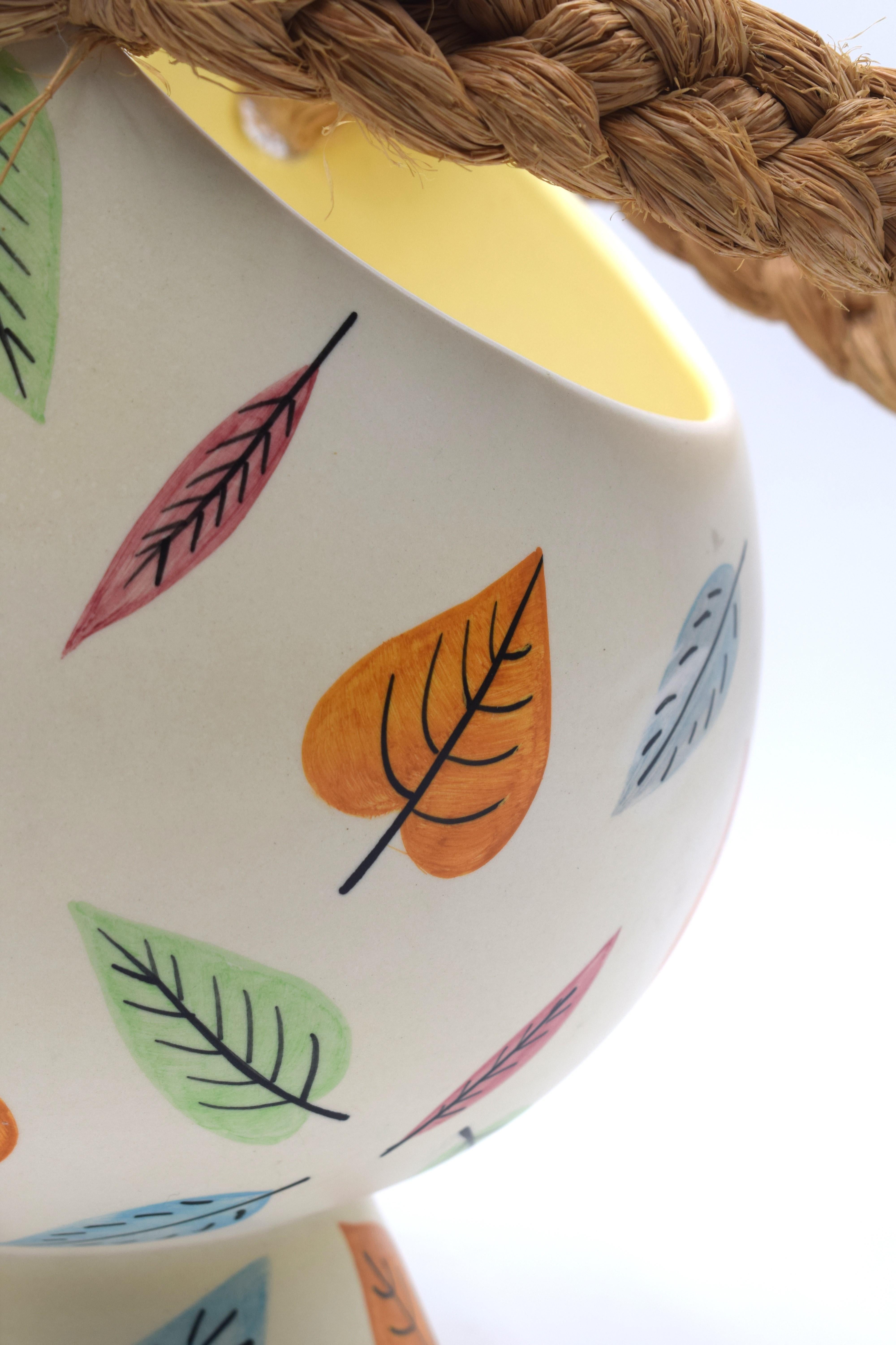Cestino in ceramica Lenci Torino, produzione italiana degli anni '30 circa.
Decorazione fogliacea su fondo avorio.
Ottime condizioni, nessuna rottura o difetti, vedere foto.
Dimensioni: H= 28 cm; D= 23 cm.
Si garantisce imballaggio professionale e