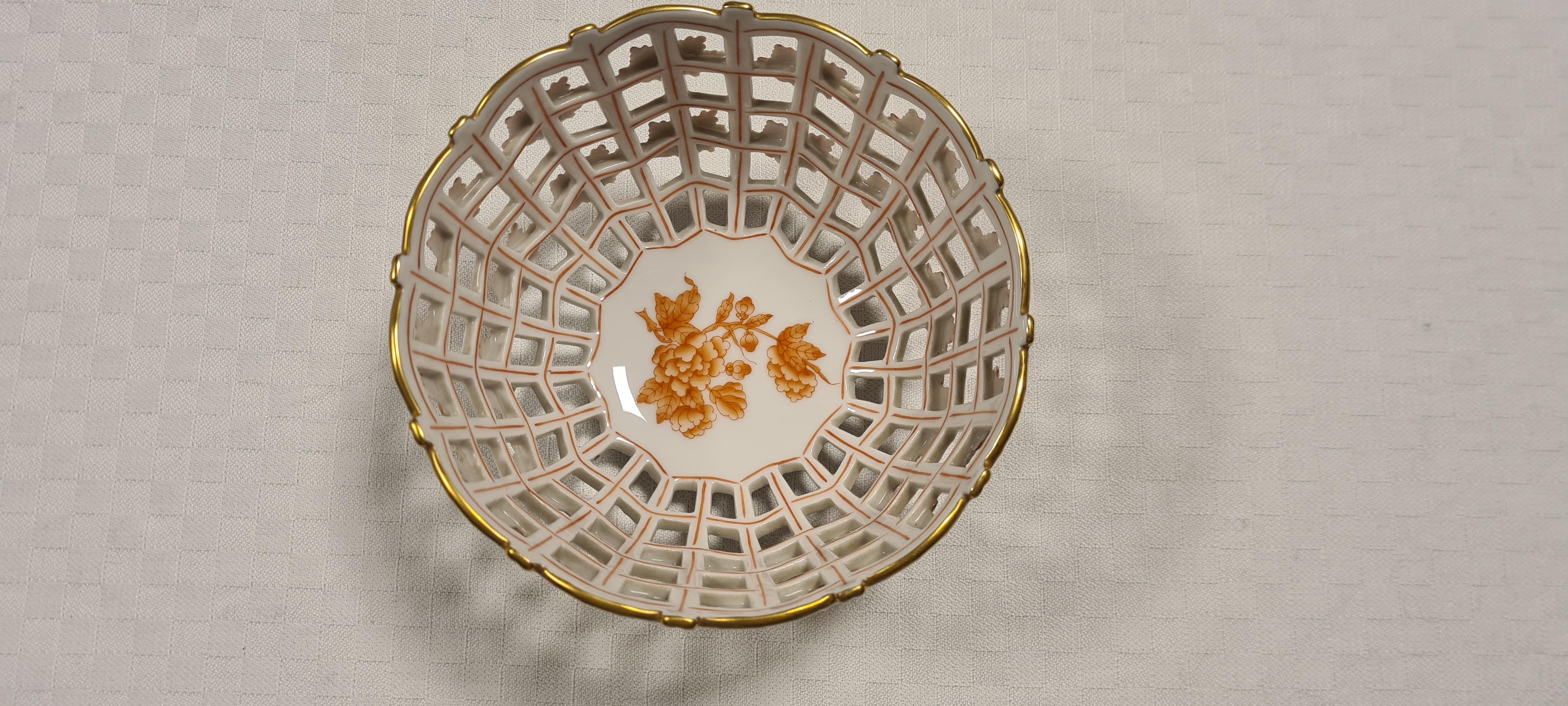 Porcelain basket from Herend Hungary In Excellent Condition For Sale In Torino, IT