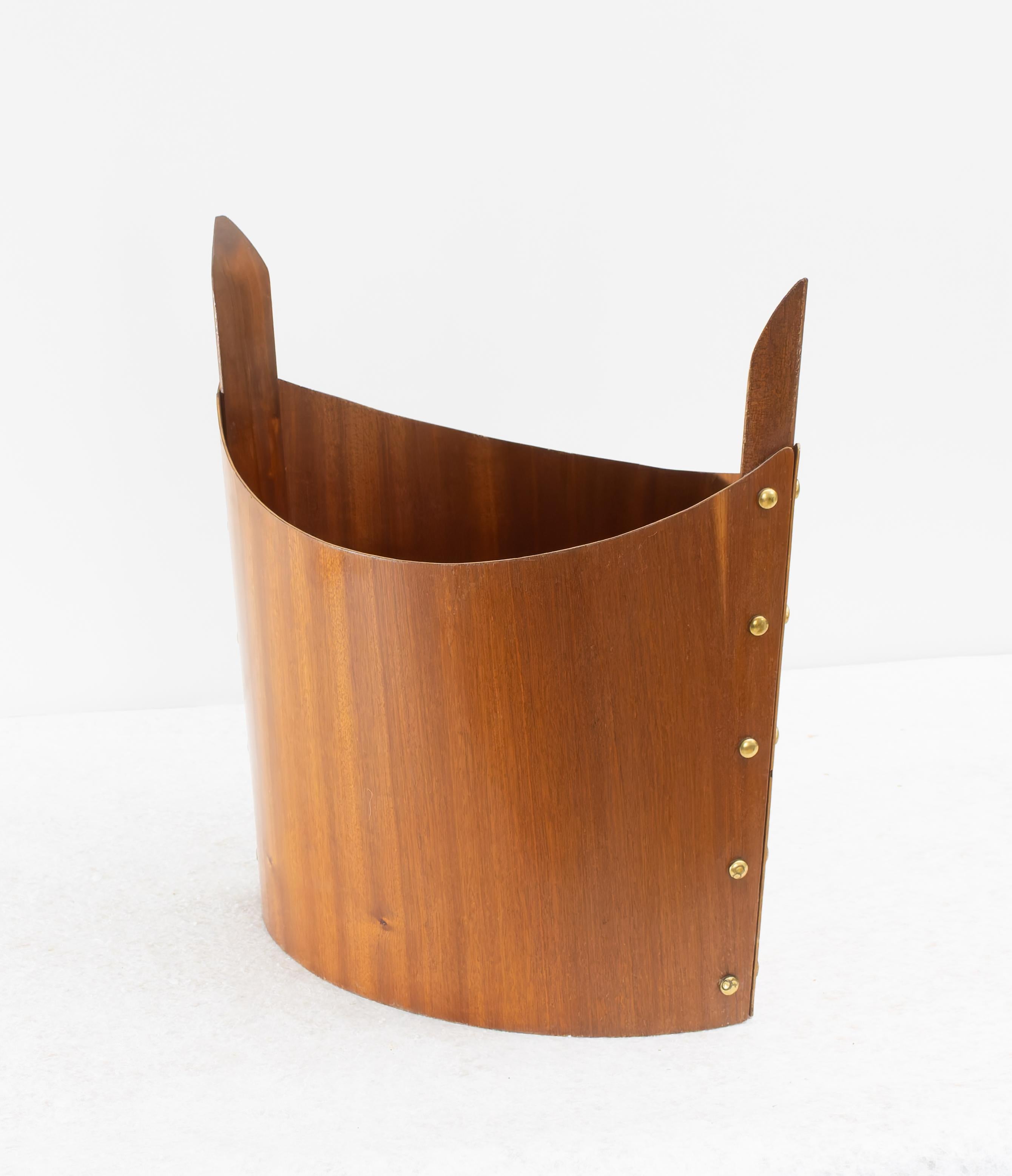 Panier en teck, années 1950.
Rare corbeille à papier en bois de teck exquis, reliée sur les côtés par des clous en laiton. L'extérieur présente une sérigraphie de Margaret Dovaston, peintre britannique connue pour ses représentations détaillées