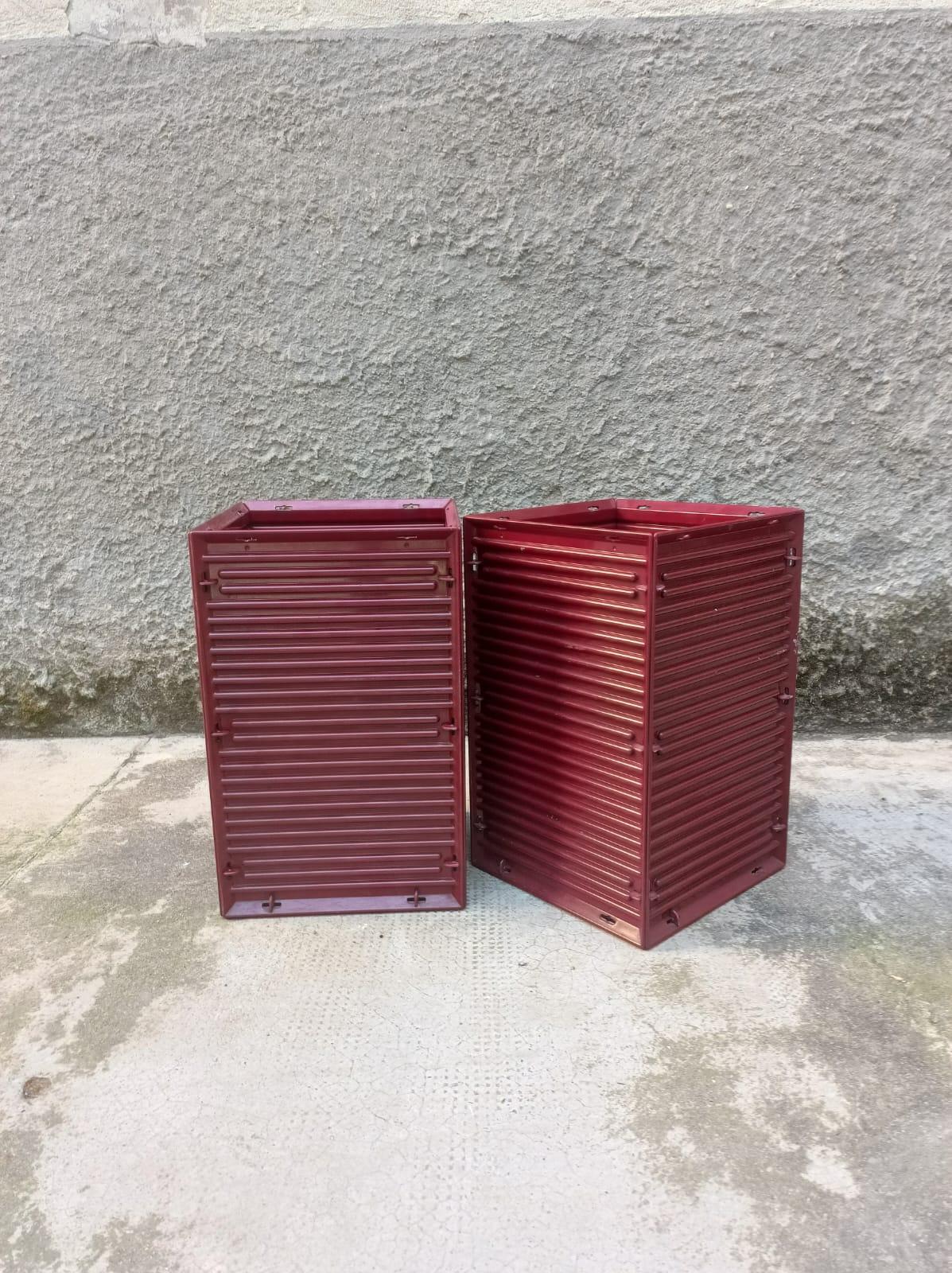 An iconic Italian design object signed by Ettore Sottsass, this elegant umbrella stand was designed in the 1970s for Olivetti as part of the famous Synthesis Line, conceived for collective spaces, offices and cutting-edge professional