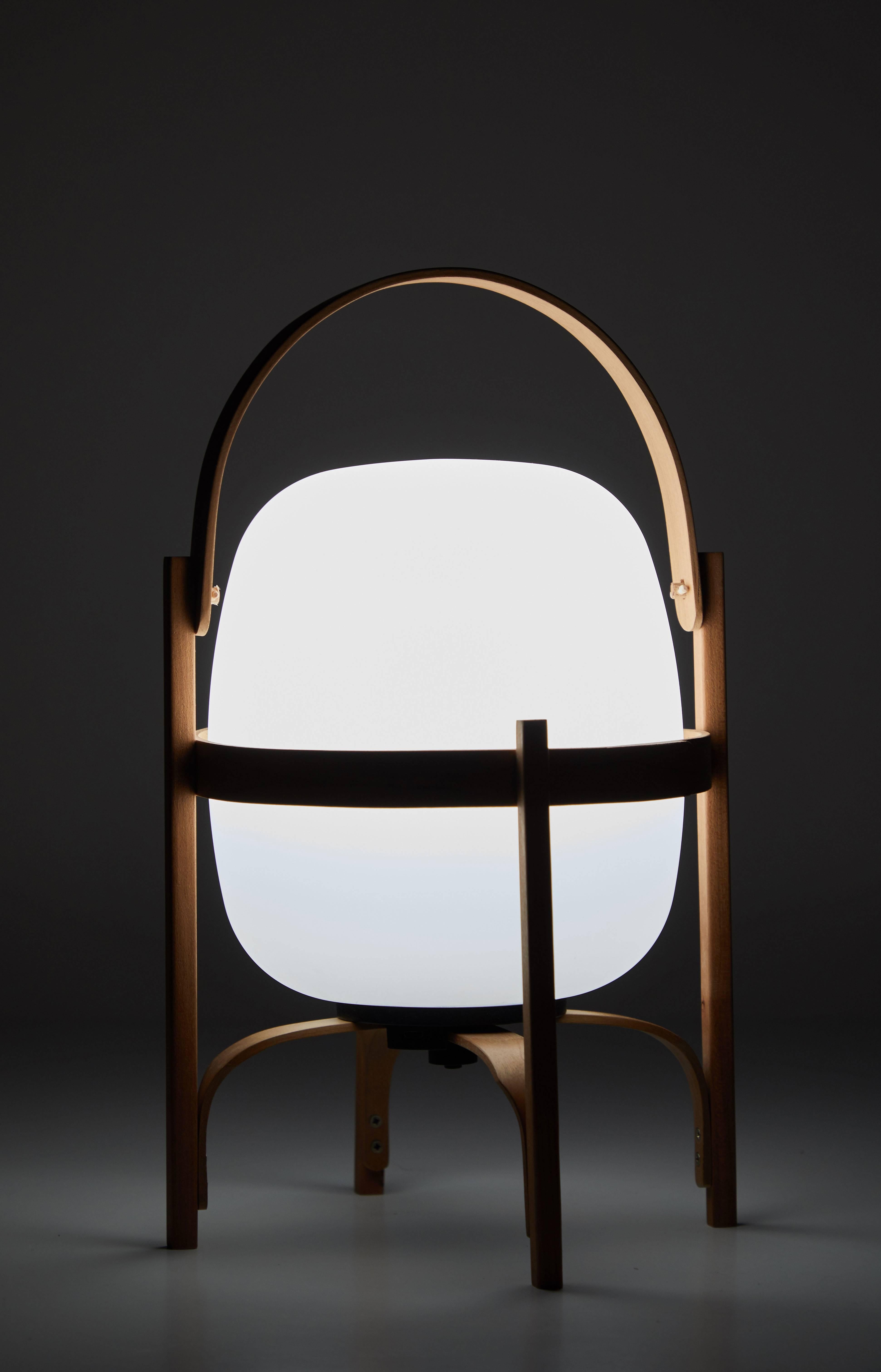 Cestita Batería is the latest member in the Cesta family by Miguel Milá for Santa & Cole. The Bateria is a portable, cordless, rechargeable version enhanced to embody freedom of movement. A subtle cherry wood structure holds aloft the oval shaped