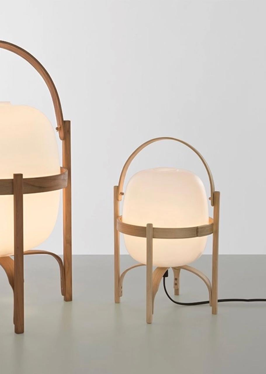 An archetype of industrial craftsmanship. Inspired by the traditional lanterns that light up homes along the coast, rural estates and open terraces, Cestita is the little sister of one of the most iconic lamps created by Miguel Milá. It can house an