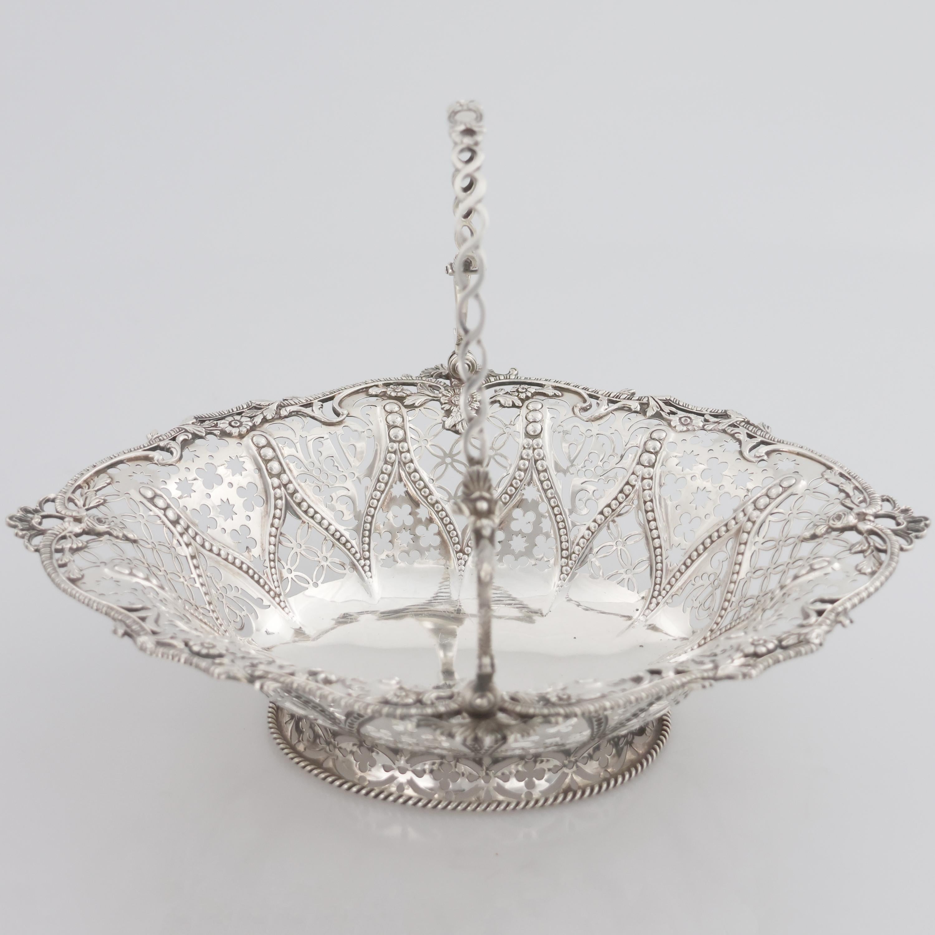 Descrizione
Cesto in argento sterling Regina Vittoria, James Aldridge, Londra, 1853
Corpo a forma ovale, traforato a motivi floreali e geometrici. poggiante su base ovale. Manico mobile traforato ad anello.

Argento sterling marcato con 5