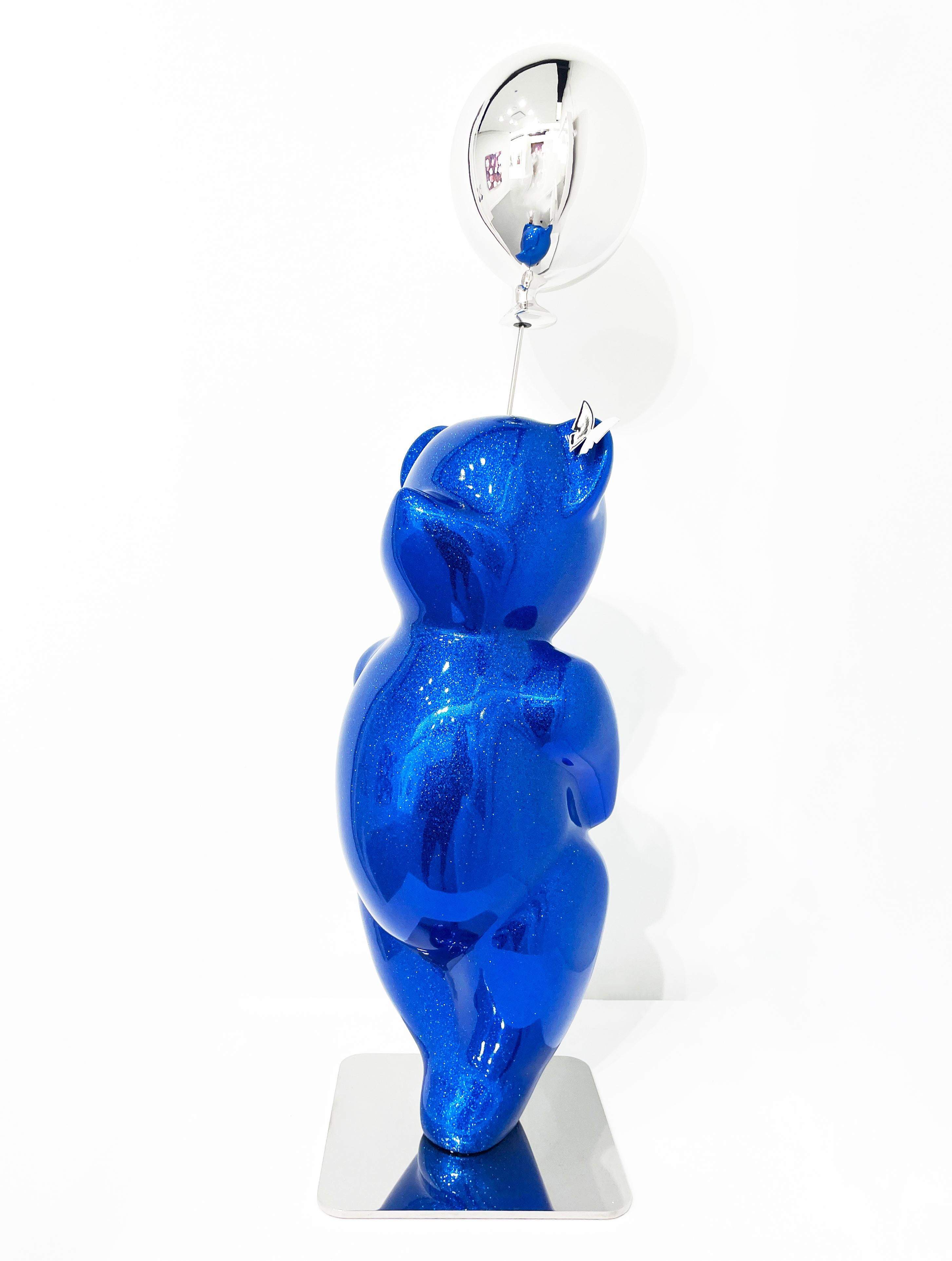 Ballon en argent pailleté bleu vif - Sculpture de Cévé