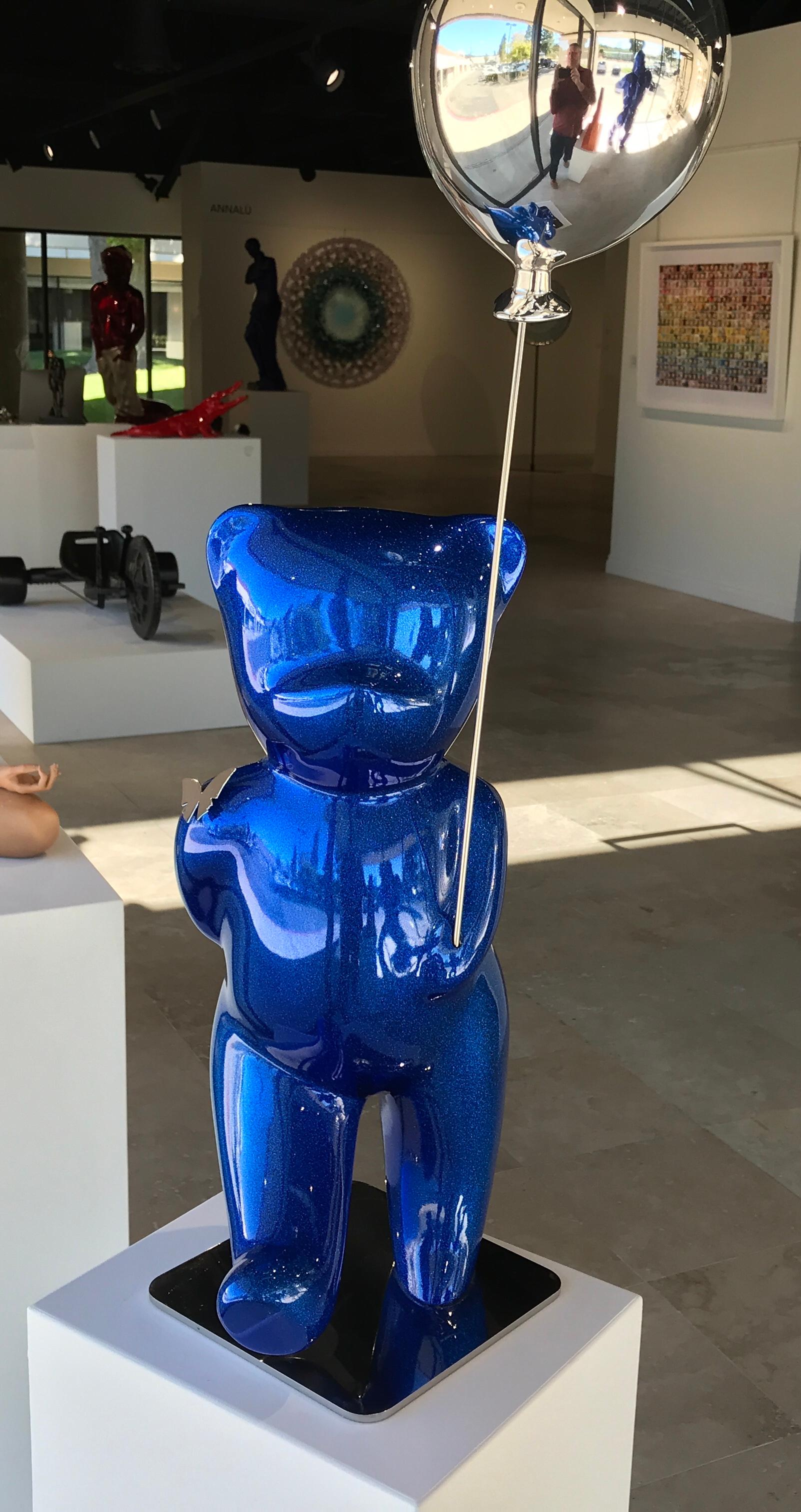 Teddy Walking - Paillettes bleues scintillantes avec ballon en argent - Sculpture de Cévé