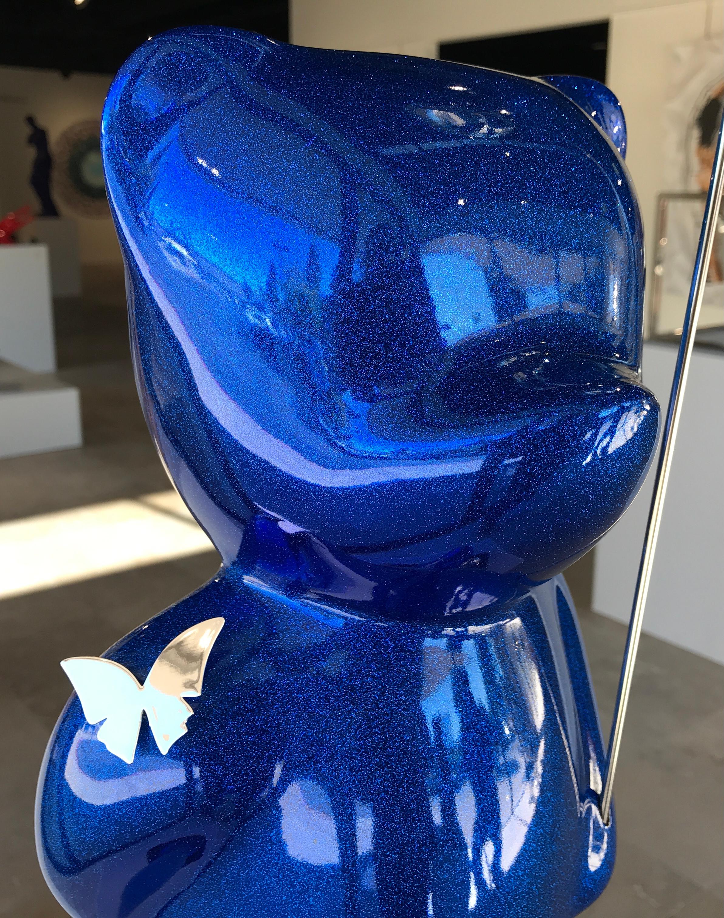 Teddy Walking - Paillettes bleues scintillantes avec ballon en argent - Contemporain Sculpture par Cévé