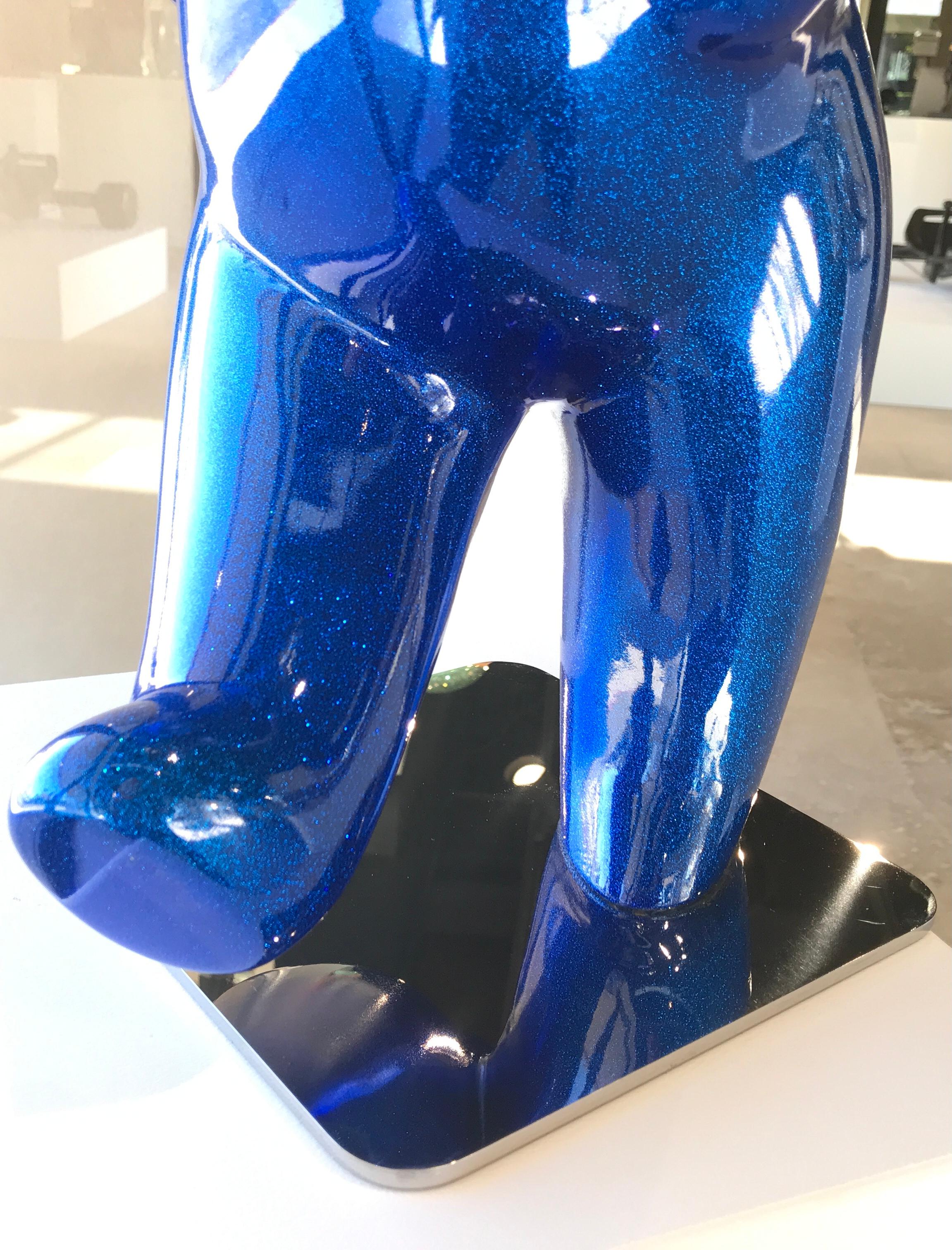 Teddy Walking - Paillettes bleues scintillantes avec ballon en argent - Beige Figurative Sculpture par Cévé