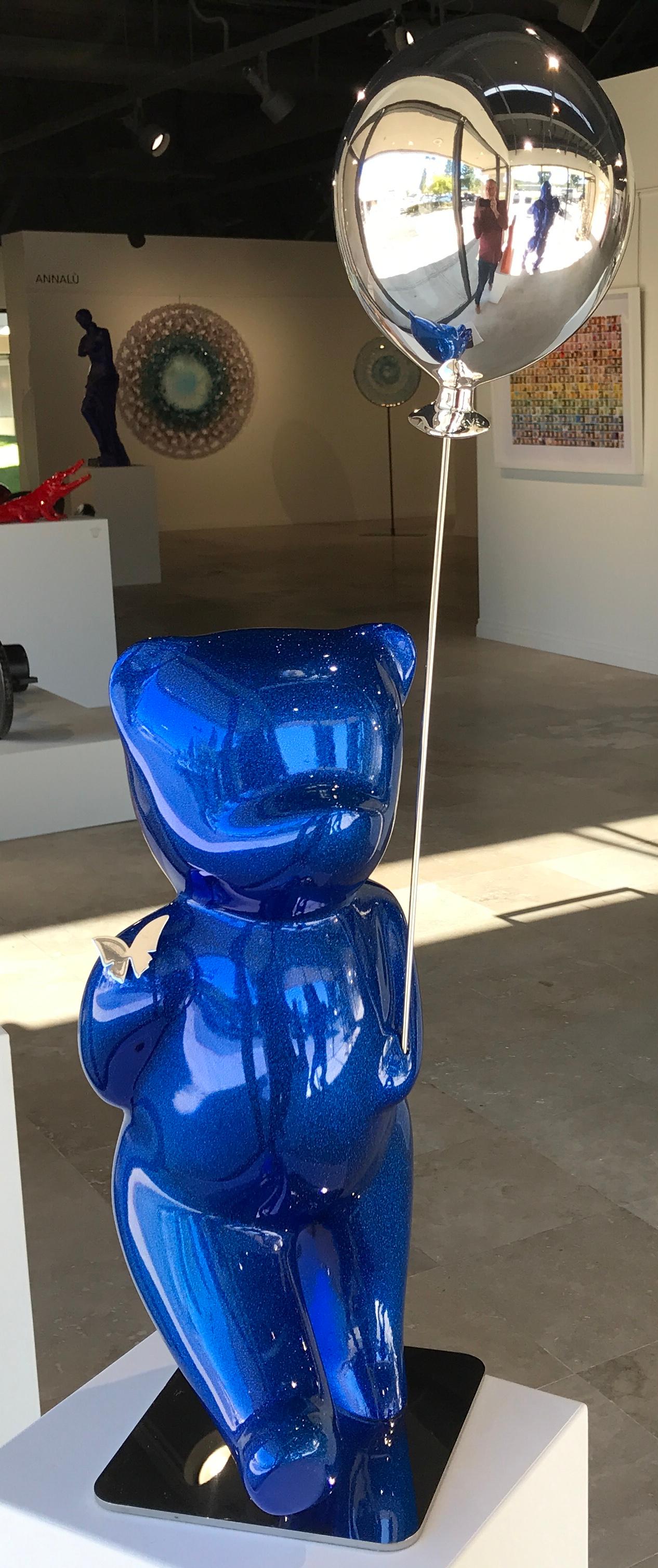 Figurative Sculpture Cévé - Teddy Walking - Paillettes bleues scintillantes avec ballon en argent